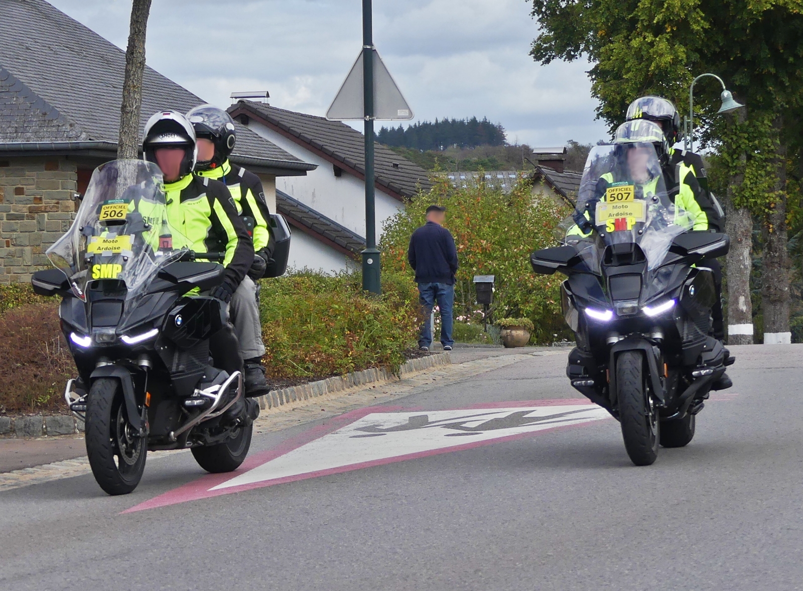 BMW RT Motorr�der, besetzt mit den Leuten mit den  Tafeln f�r die zeitabst�nde zwischen den verschiedenen Gruppen anzuzeigen: Skoda Tour de Luxembourg. 09.2026 