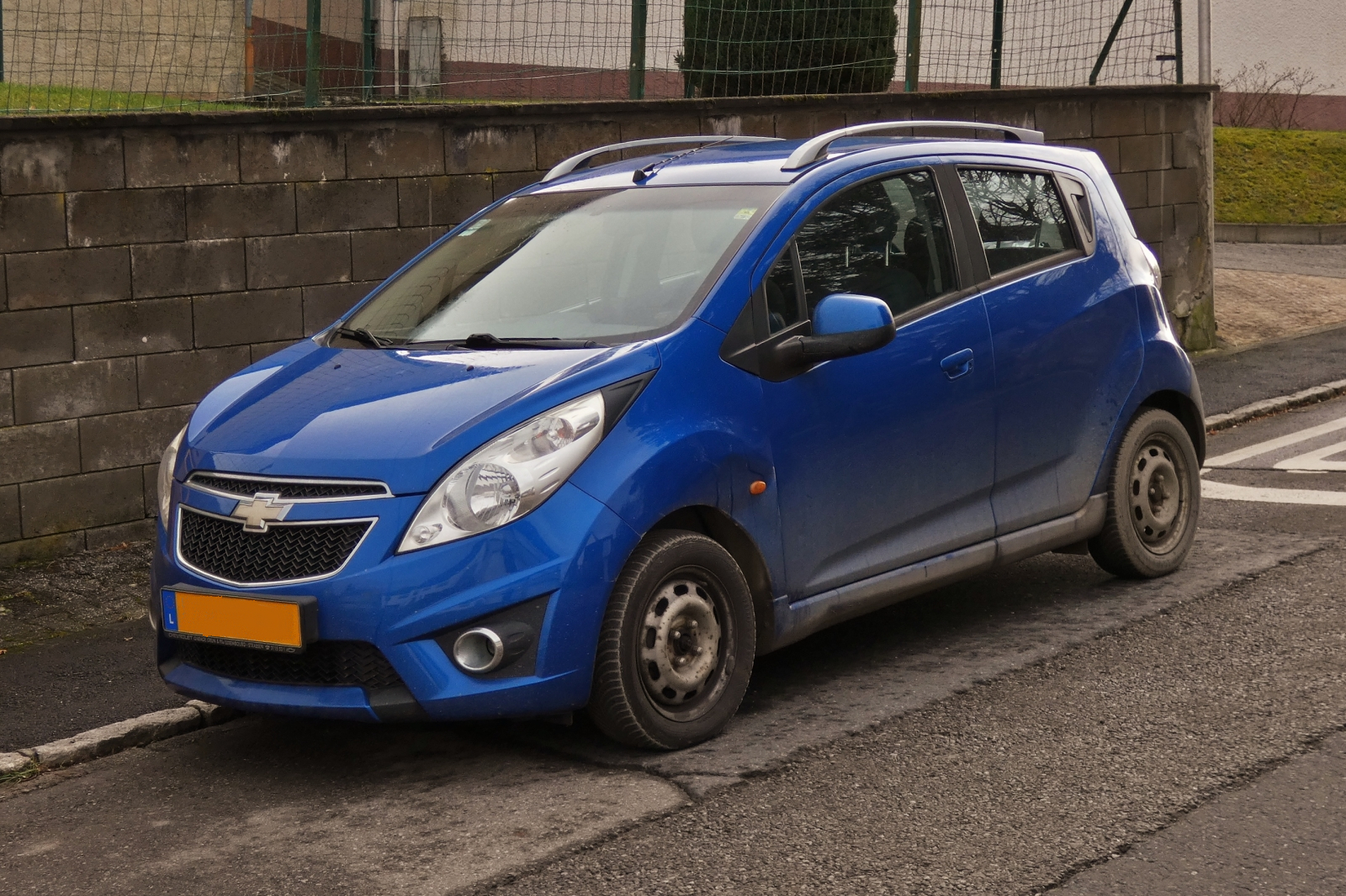 Chevrolet Spark LT, gesehen am Straßenrand. 01.2026