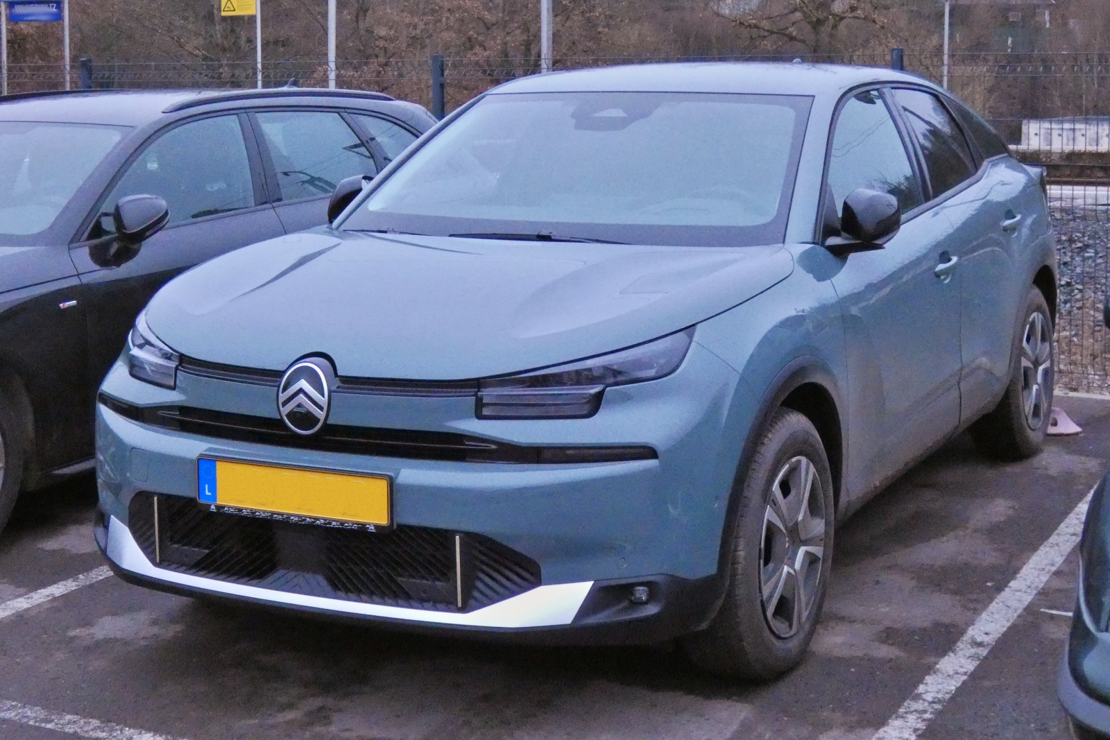 Citroen C4e, aufgenommen auf einem Parkplatz. 01.2026