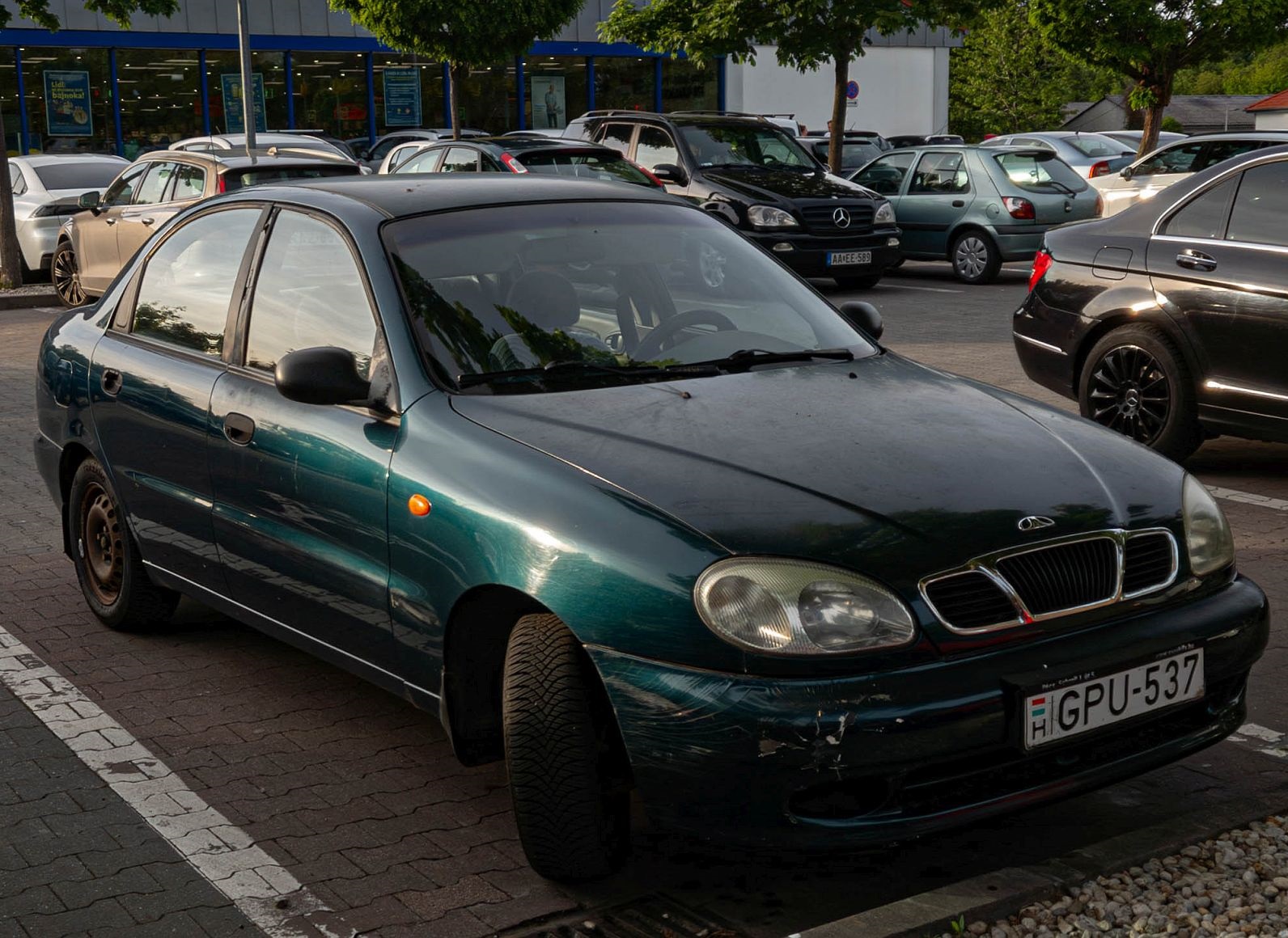 Daewoo Lanos Sedan in der Farbe Smaragdgr�n. Foto: 05.2026