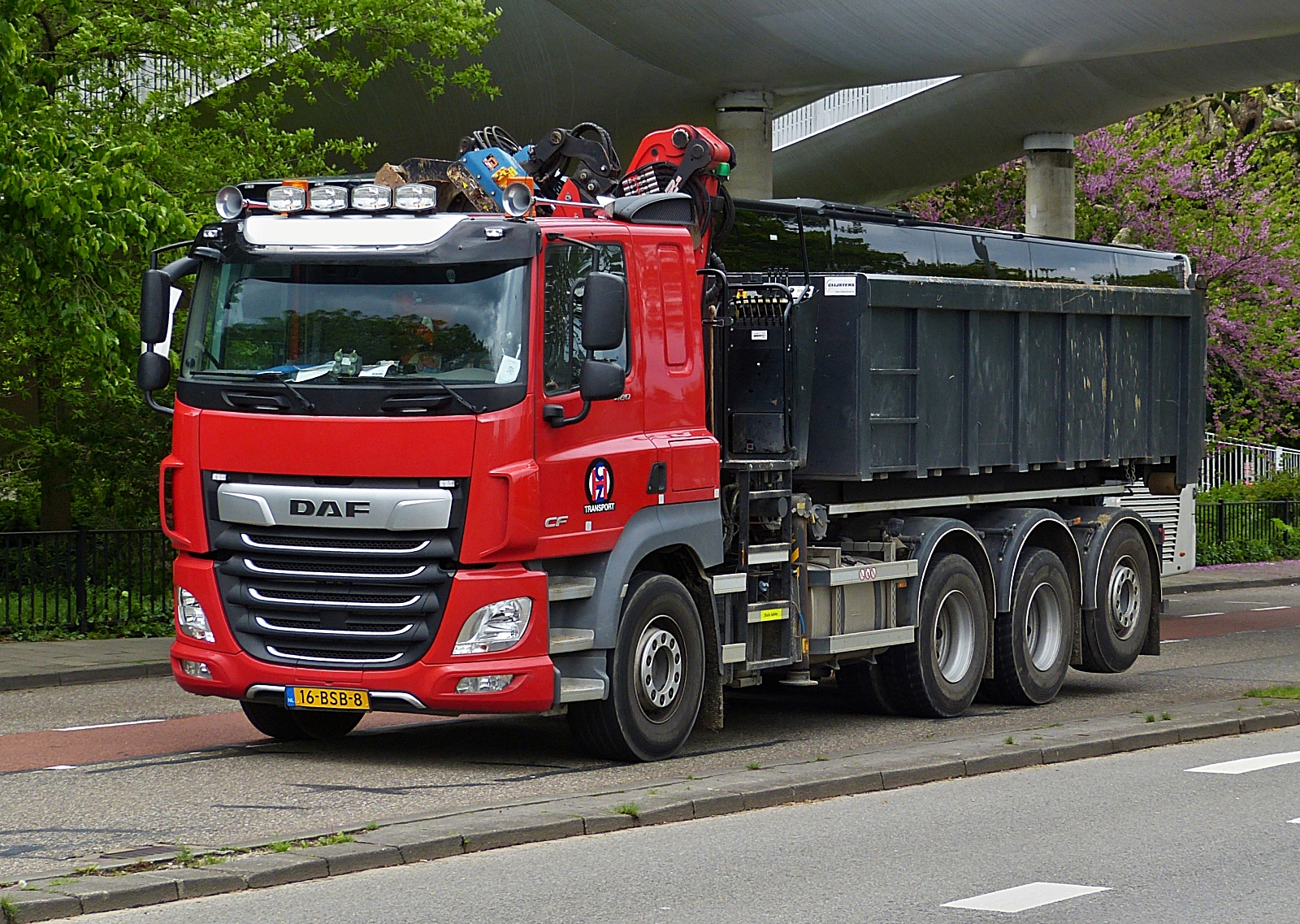 DAF CF 480, Absetzkipper mit Sonderaufbauten aufgenommen in Maastricht. 05.2023