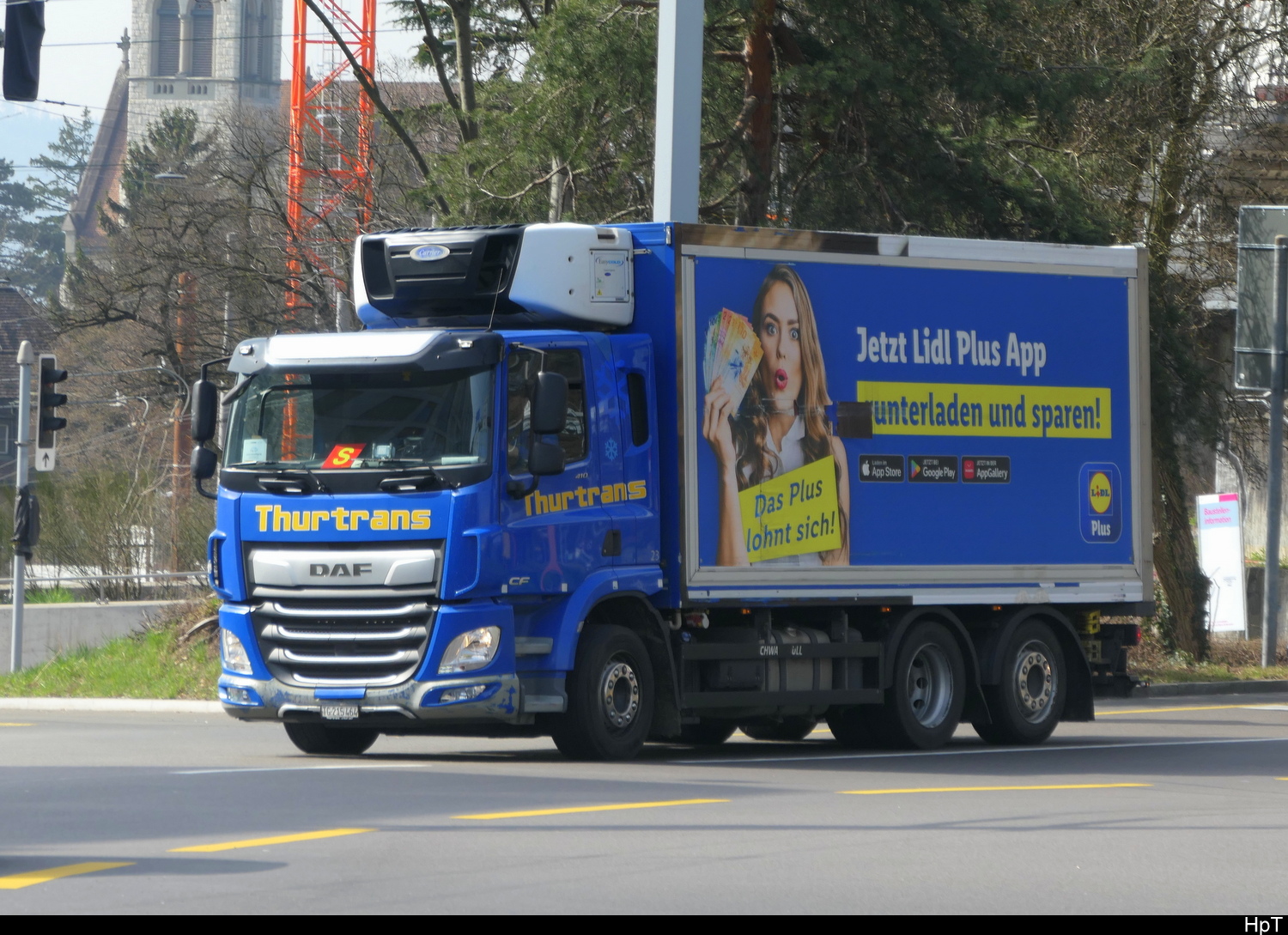 DAF mit Kastenaufbau unterwegs in der Stadt Zürich am 07.03.2026