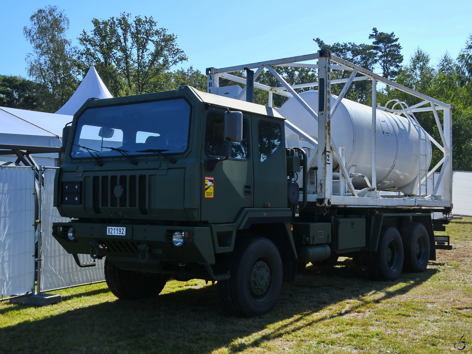 Das belgische Militär setzt auch diesen Iveco-LKW M250 ASTRA 6×6 ein, hier zu sehen mit einem mit Trinkwasser gefüllten Tankcontainer. (Kleine Brogel, September 2023)