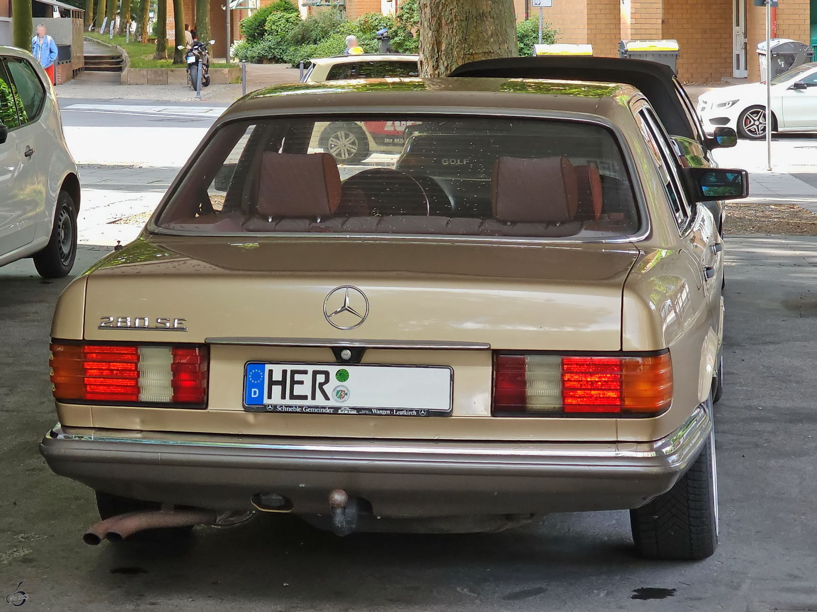 Das Heck eines Mercedes-Benz 280 SE, so gesehen im Juli 2023 in Bochum.