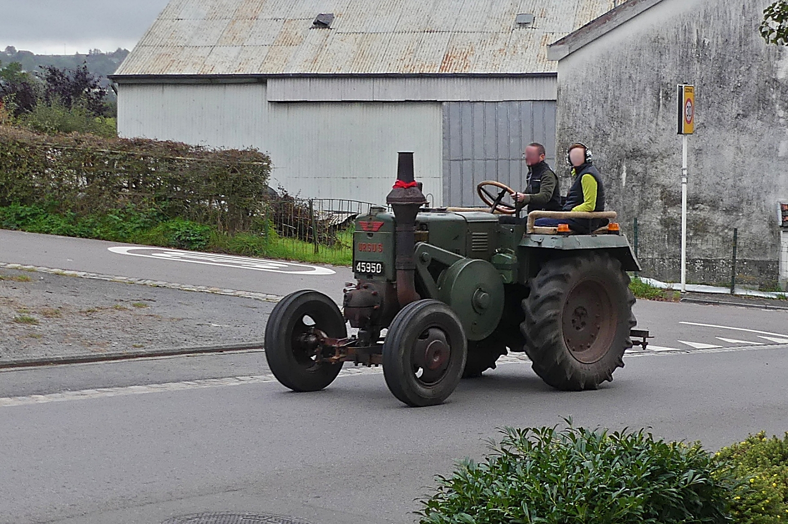 Der Besiter macht einen Ausflug mit seinem Ursus Traktor. 09.2023