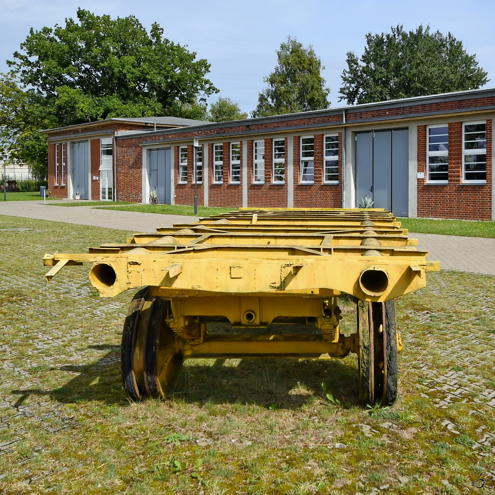Der Mitte August 2023 im Luftfahrttechnischen Museum Rechlin ausgestellte Transportwagen  Eiserner Gustav  besitzt 2 Drehgestelle. Er wurde bis 1945 in der Erprobungsstelle Rechlin zum Transport von schweren Gegenständen verwendet.