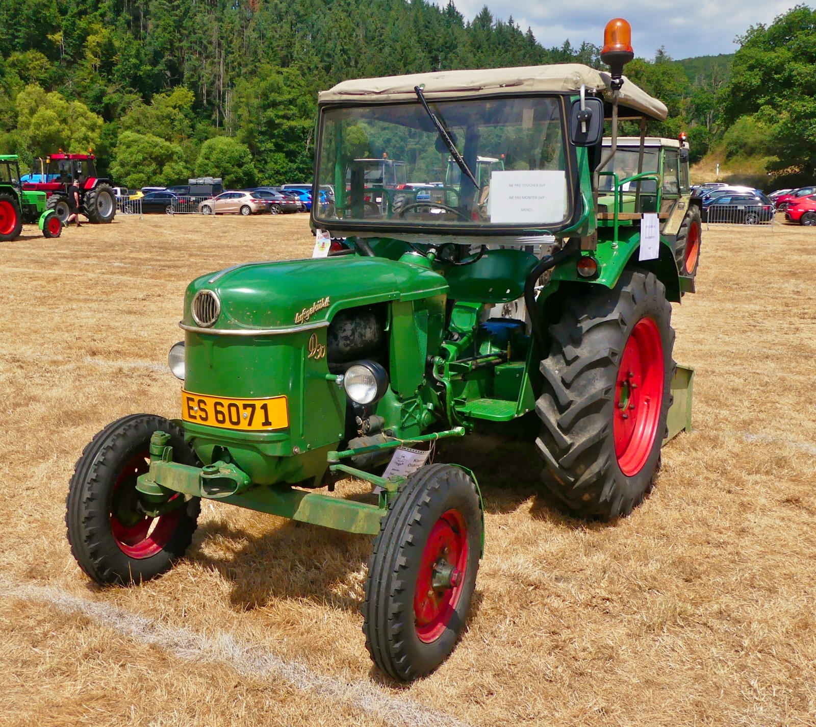 Deutz D 30, BJ 1962, 1700 ccm, 28 PS, stand allein auf weiter Flur beim Oldtimertreffen i Warken. 19.06.2026