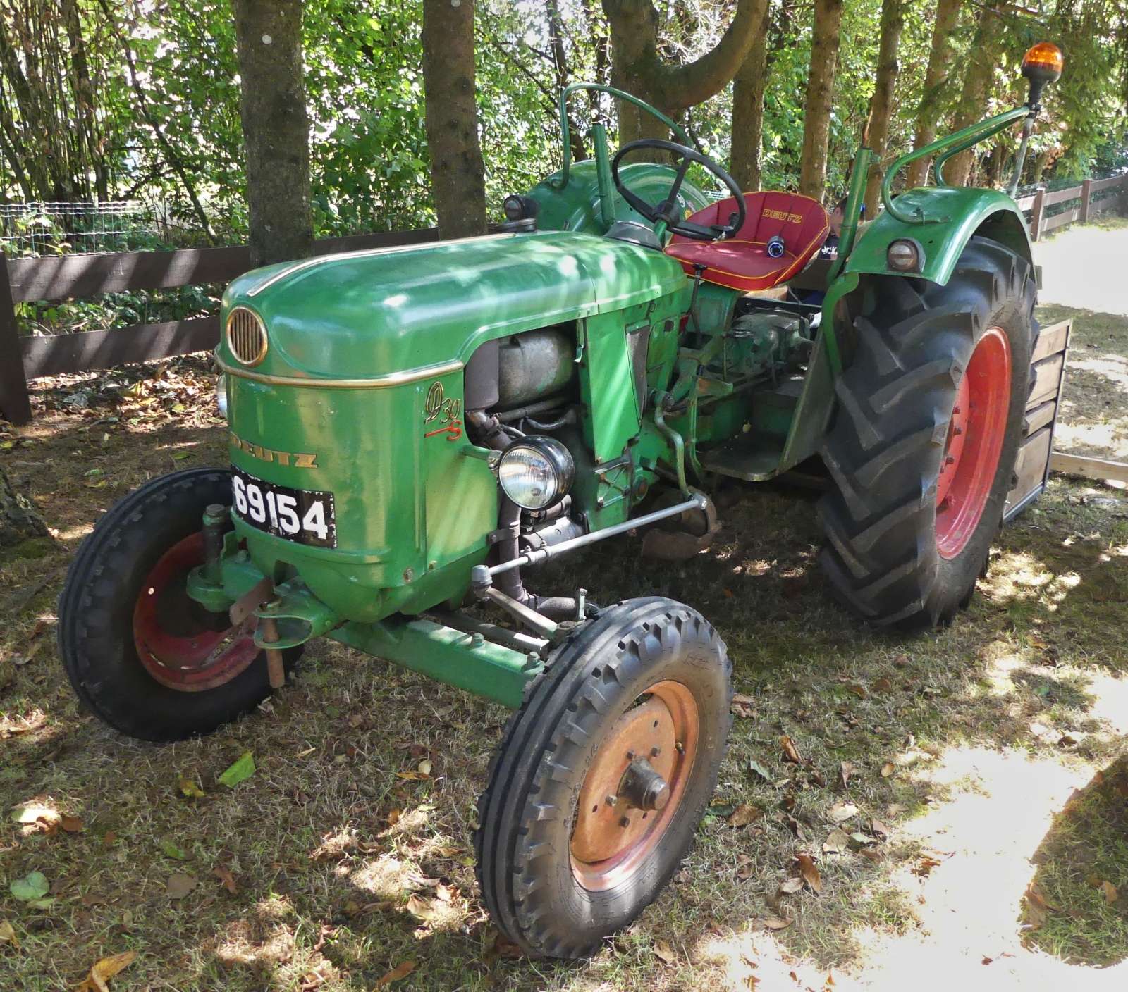 Deutz  D 30 S, hatte beim Oldtimertreffen in Nocher ein schattiges Pl�tzen gefunden. 23.09.2026