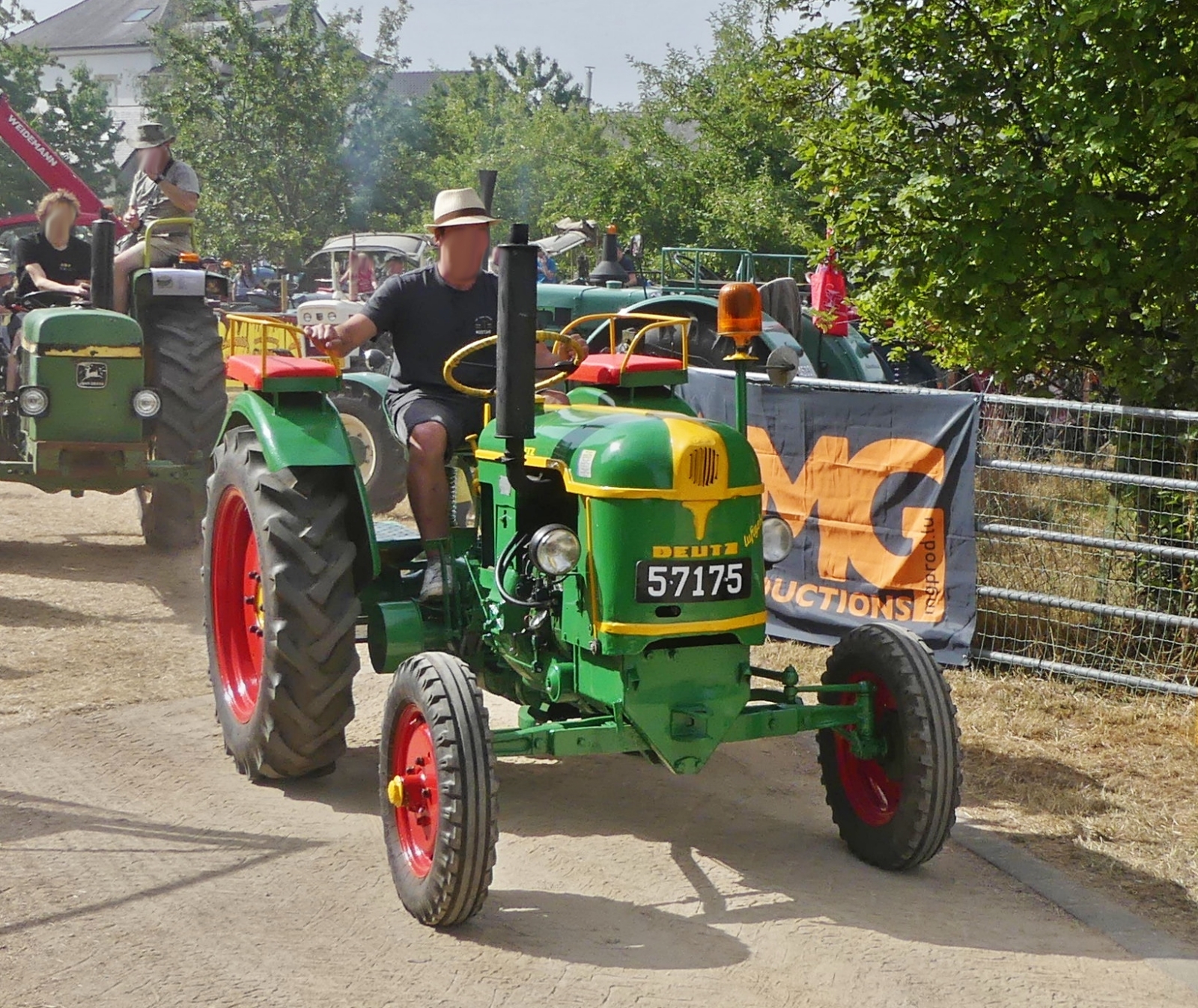 Deutz Traktor als Teilnehmer bei der Rundfahrt, beim Traktorentreffen in Keispelt. 09.08.2026
