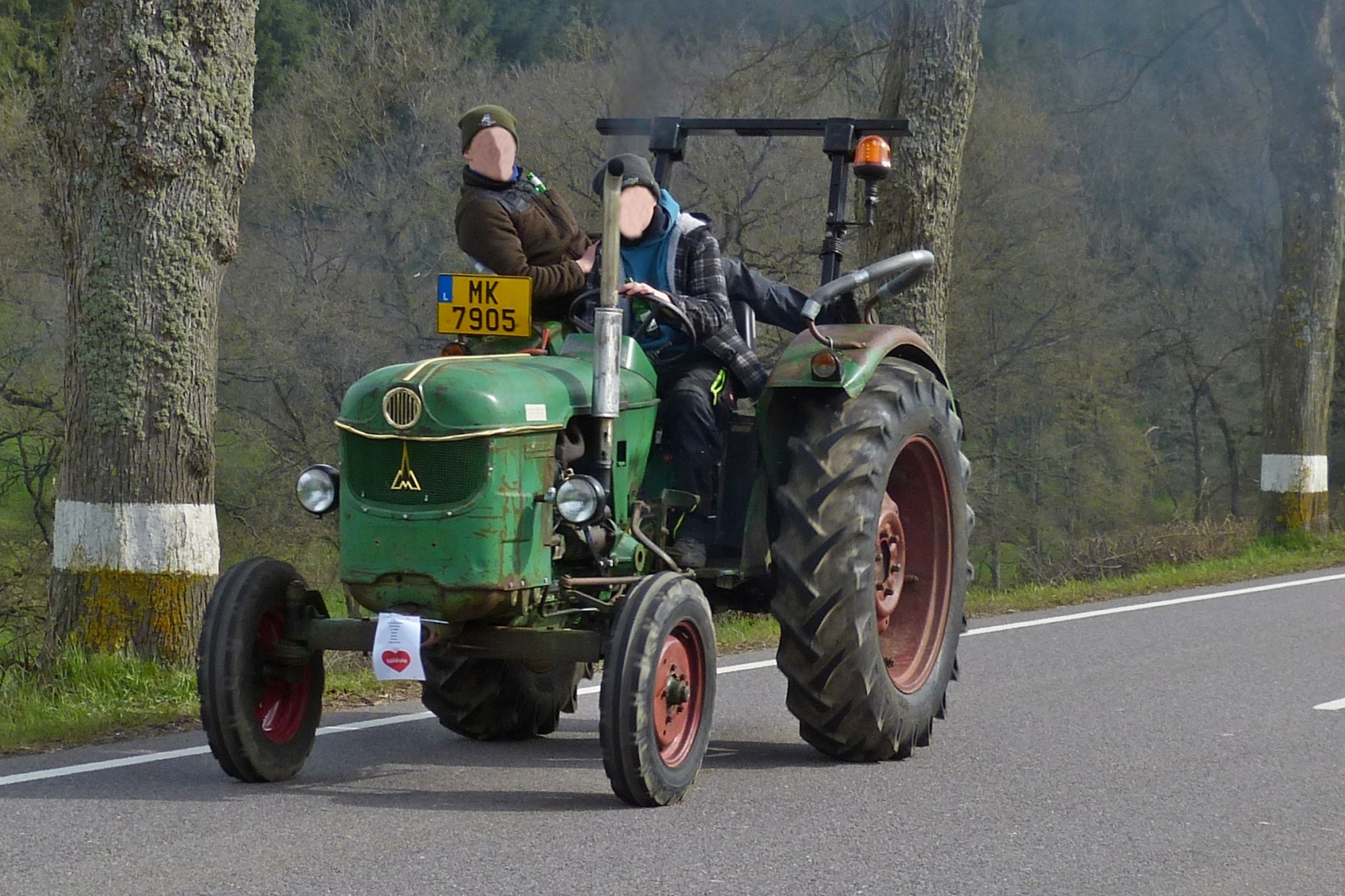 Die Besatzung dieses Deutz Traktors, ließen es sich gut gehen bei der Rundfahrt nahe Brachtenbach. 10.04. 2023 