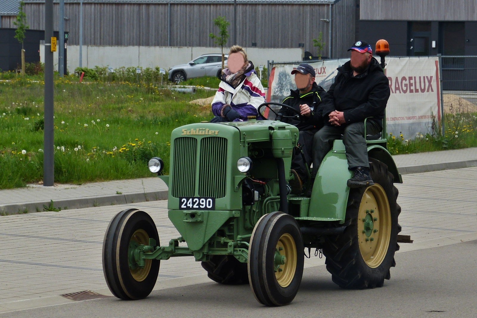 Die Besatzung diese Schlter AS 30 Traktors genossen die Rundfahrt durch die Gemeinde von Esch Sauer. 09.05.2023