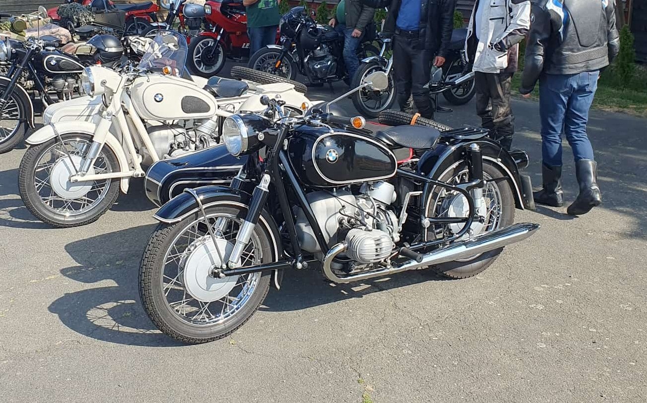 Die BMW R 69 S, gebaut von 1960 bis 1969 im Werk M�nchen, war das sportliche Topmodell der Baureihe, der sogenannten  Schwingen-BMW`s“ und galt bei ihrer Markteinf�hrung als die schnellste deutsche Serienmaschine. Der kraftvolle Zweizylinderboxermotor mit einem Hubraum von 594 cm� leistet 42 PS. Als Solo-Motorrad erreichte sie mit dieser Motorleistung eine H�chstgeschwindigkeit von 175 km/h. Sie besa� aber auch ab Werk spezielle Anschlusspunkte, so genannte Beiwagenkugeln bzw. Anschl�sse am Rahmen f�r den Beiwagenbetrieb. F�r den Gespannbetrieb wurde dann aber in der Regel eine andere Getriebe�bersetzung und eine andere Bereifung verbaut. Oldtimertreffen am Landmuseum Lorch-Ransel am 02.08.2026. 