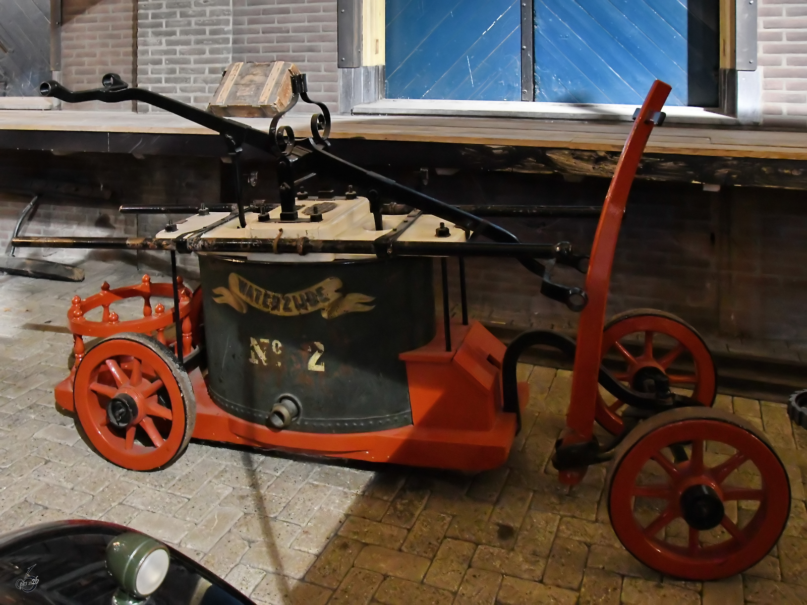 Diese alte Feuerwehrpumpe ist Teil der Ausstellung im Eisenbahnmuseum Utrecht. (September 2026)
