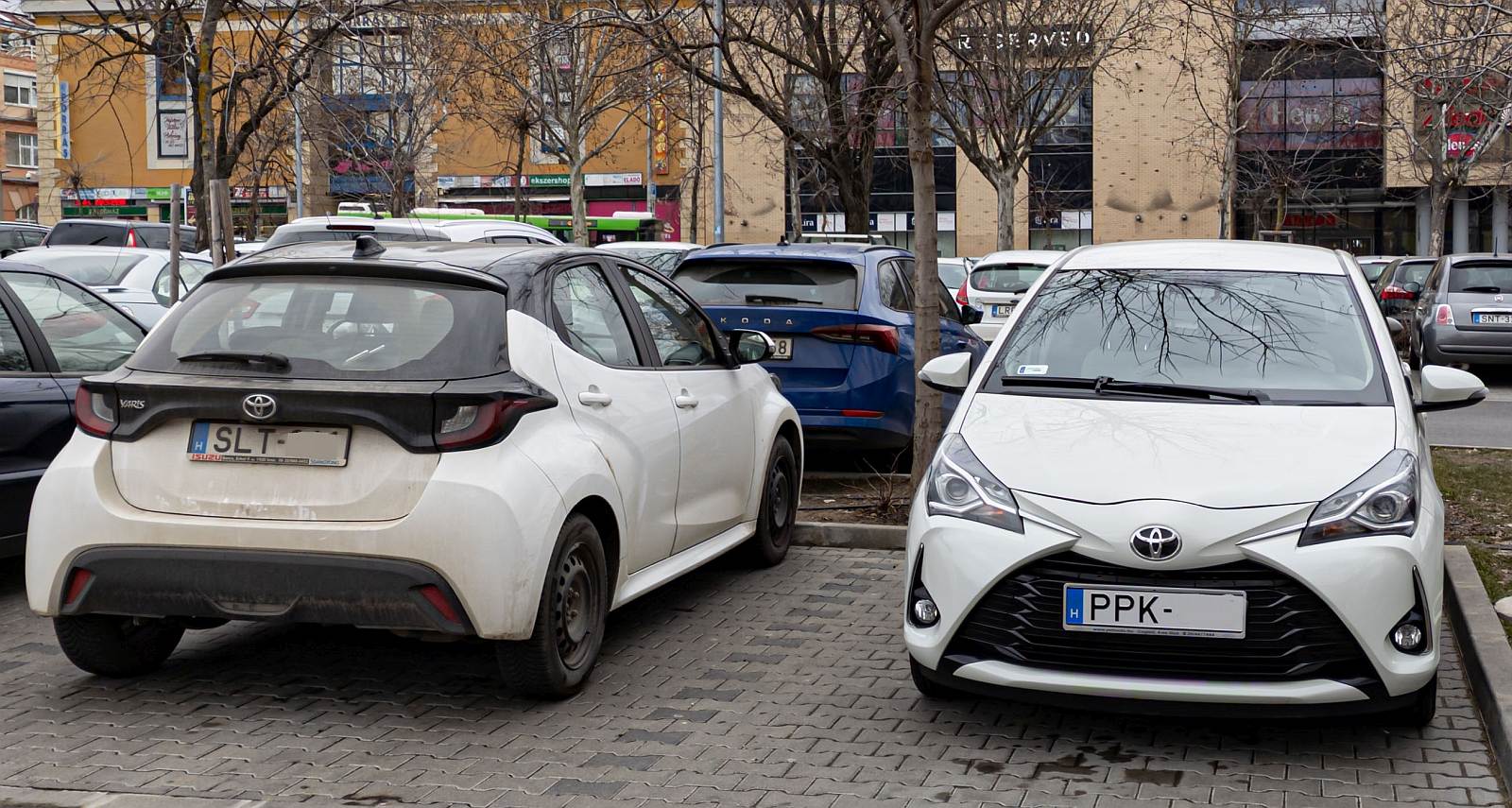 Diese zwei Toyota Yaris (links: vierte Generation, rechts: dritte generation zweite Facelift) parkten neben einander in Februar, 2023
