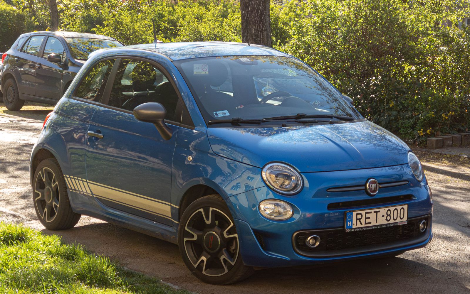Diesen 2018er Fiat 500 (Fabe: Blu Italia oder Azzurro Italia) habe ich in juni, 2026 fotografiert.