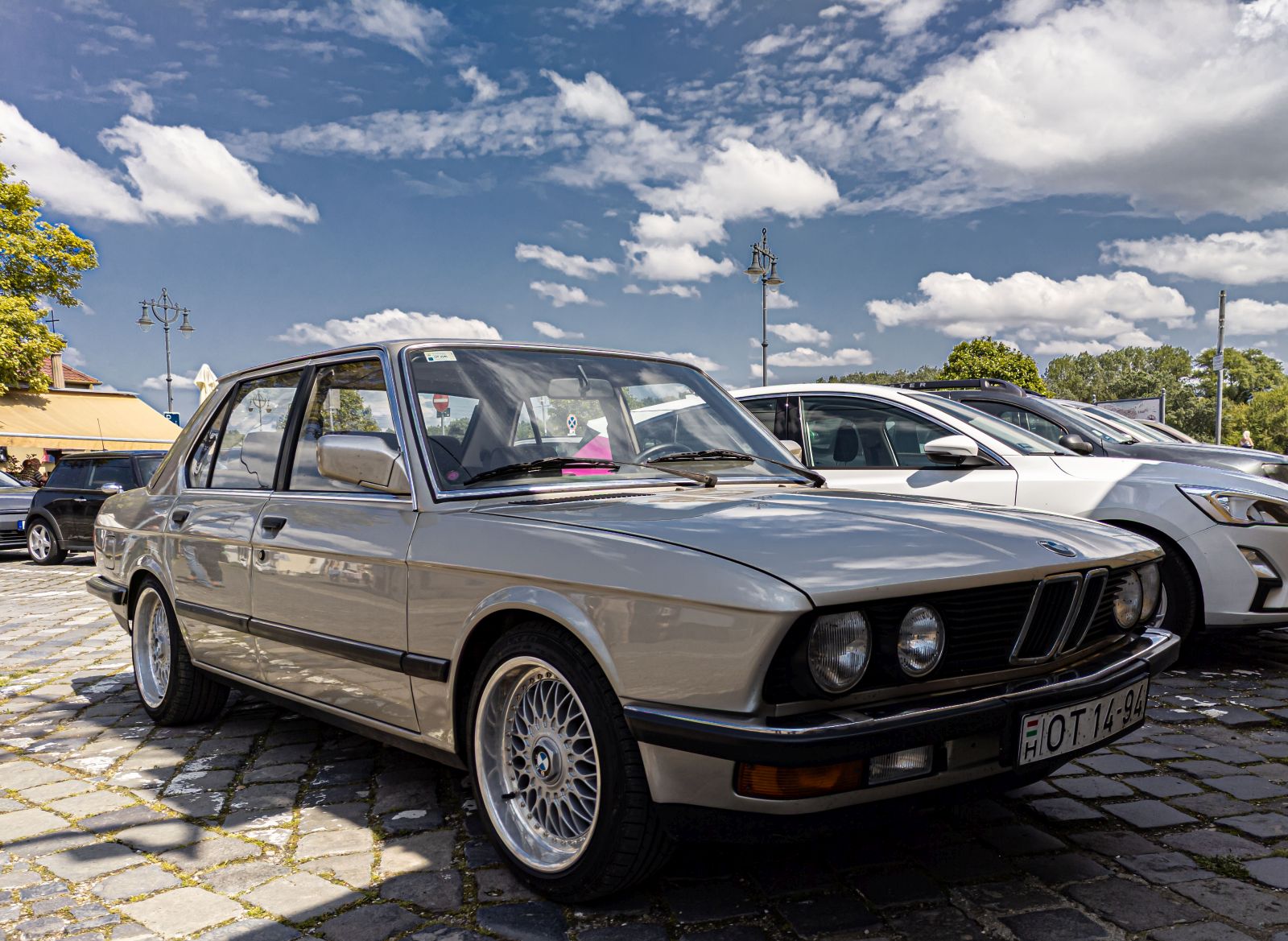 Diesen anspruchsvoll restaurierter BMW 5er E28 habe ich in Mai, 2023 gesehen.