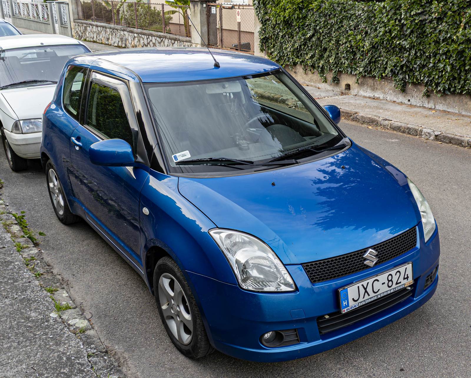Diesen dreitürer Suzuki Swift Mk3 in Kashmirblau habe ich in Mai, 2024 fotografiert.