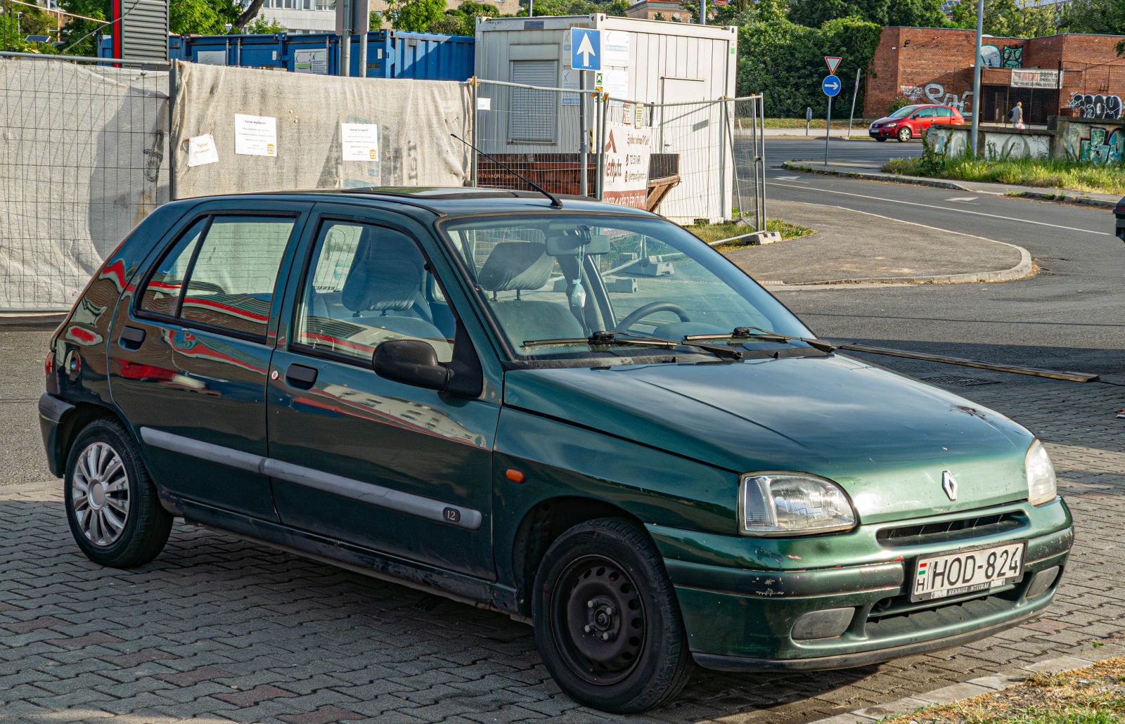 Diesen dunkelgr�nen Renault Clio Mk1 habe ich in Juni, 2026 fotografiert. Paar Wochen sp�ter wurde das Auto leider verschrottet.