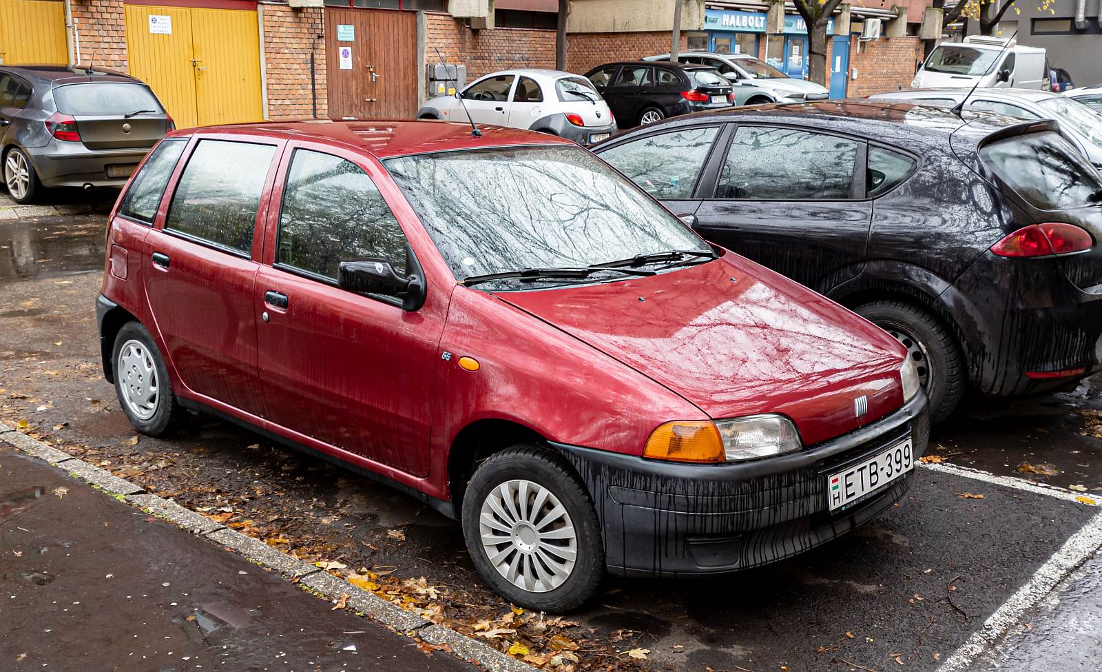 Diesen Fiat Punto Mk1 in rot metallic Line habe ich in 12.2022 fotografiert.