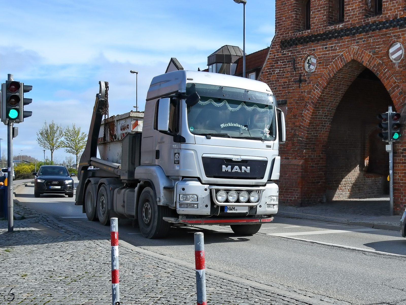 Diesen MAN-Absetzkipper habe ich Anfang April 2024 abgelichtet.
