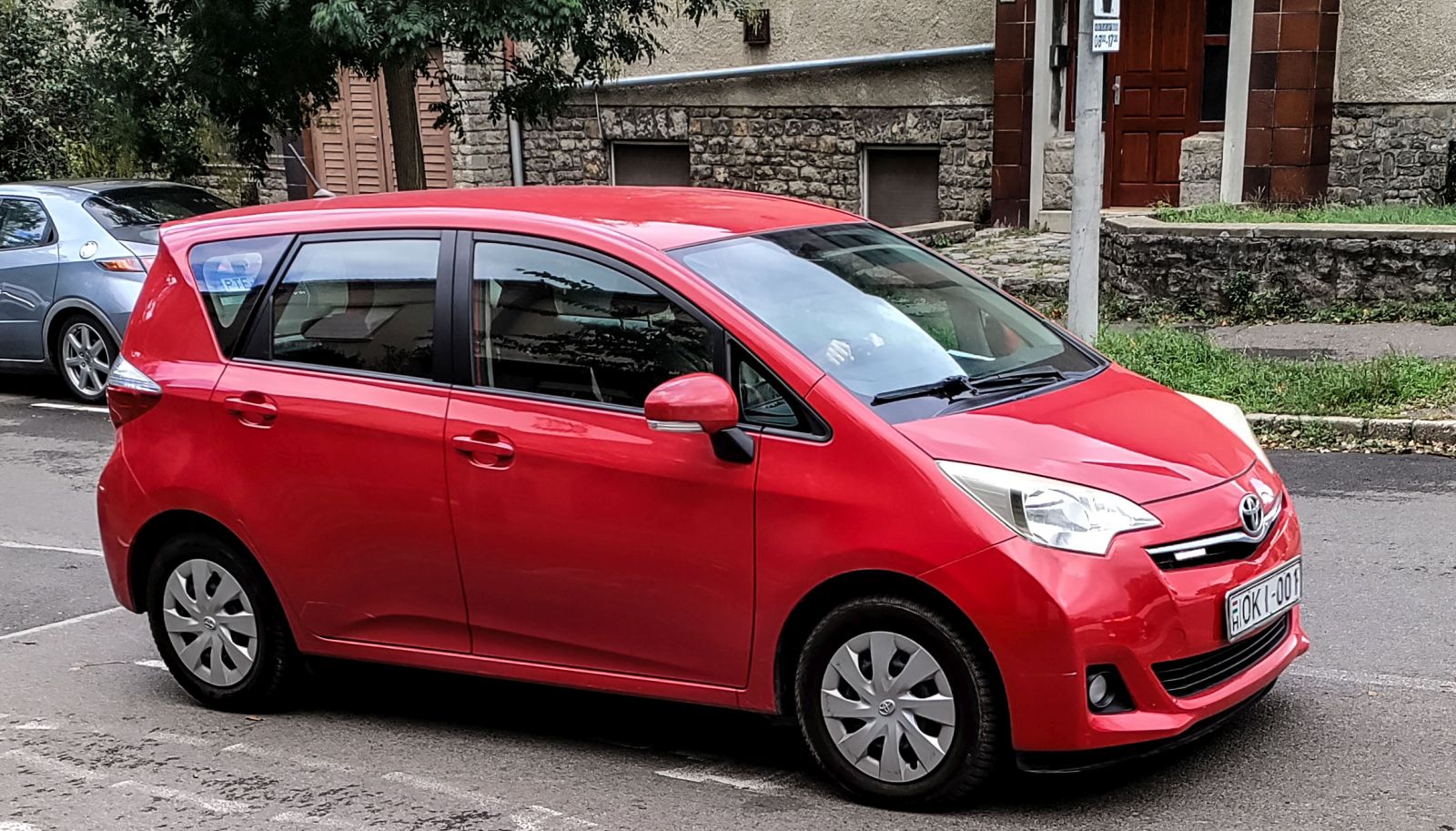 Diesen roter Toyota Verso S habe ich in 09.2022 gesehen.