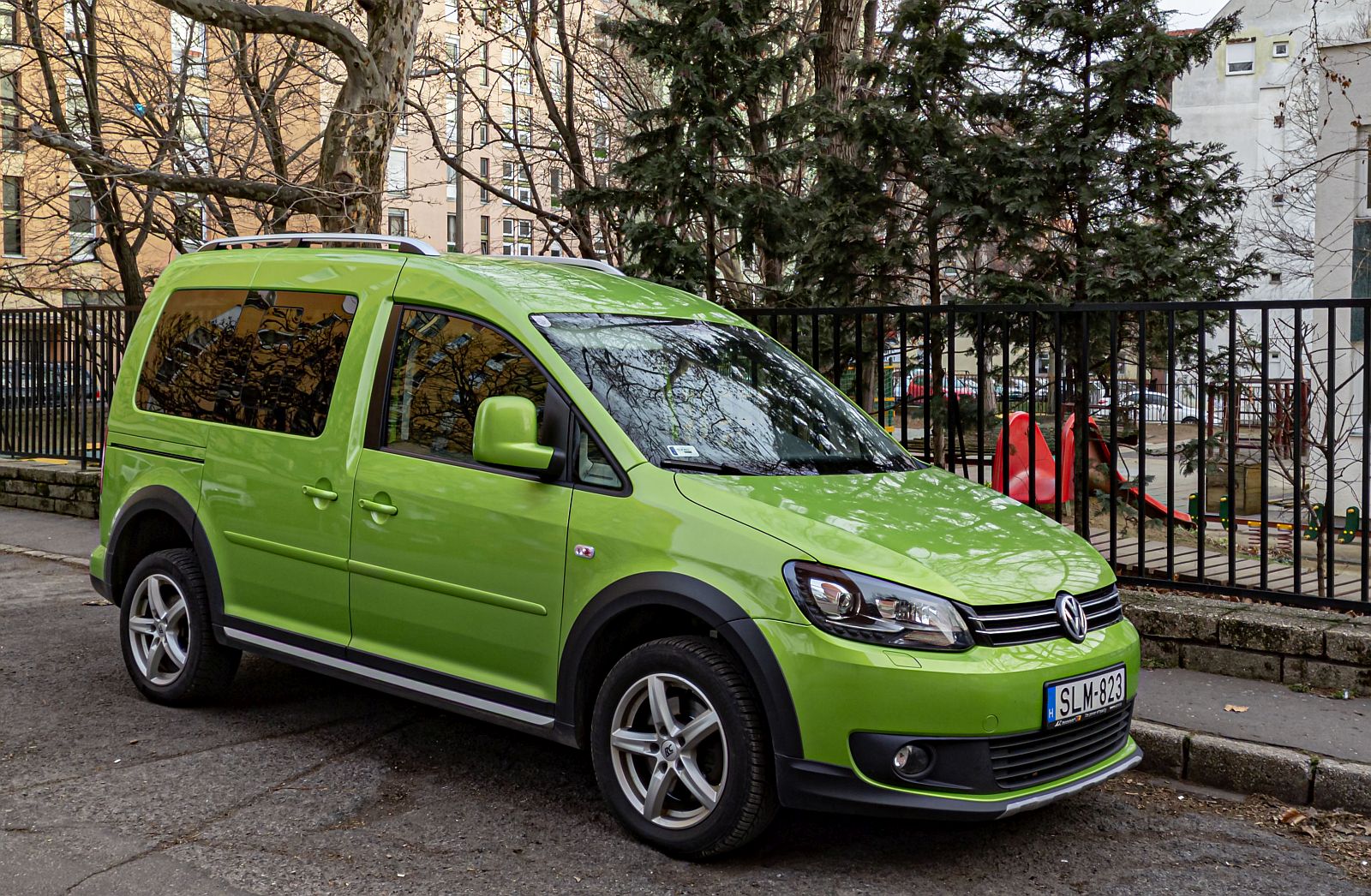 Diesen VW Caddy in Vipergrün (Viper Green) habe ich in Januar, 2022 gesehen.