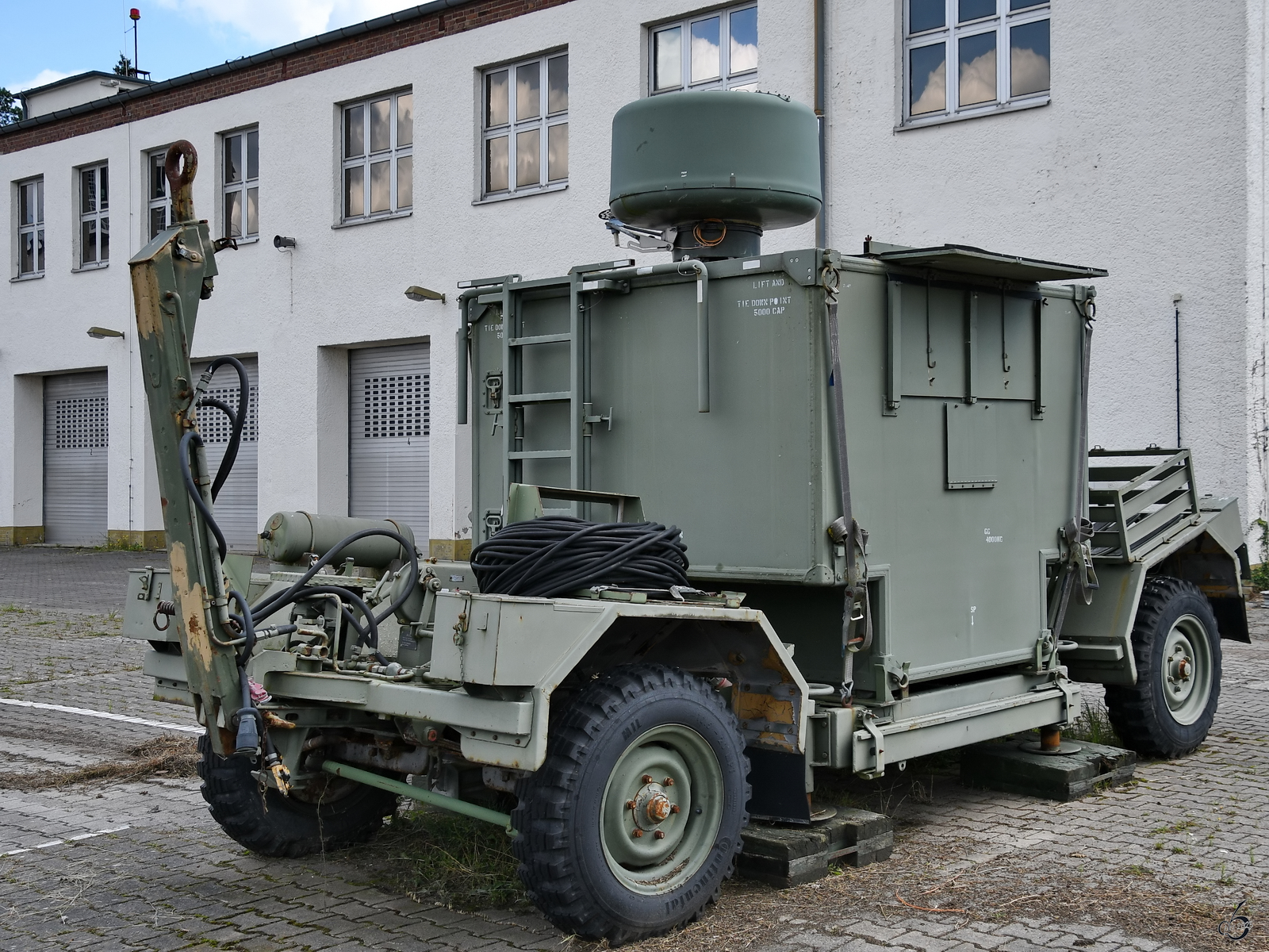 Dieser Anhänger ist mit einer Militärkabine S-250/G bestückt, welche mit dem Beacon-Transponder MM6000 A B ausgestattet war. (Militärhistorisches Museum der Bundeswehr am Flugplatz Berlin-Gatow, August 2023)