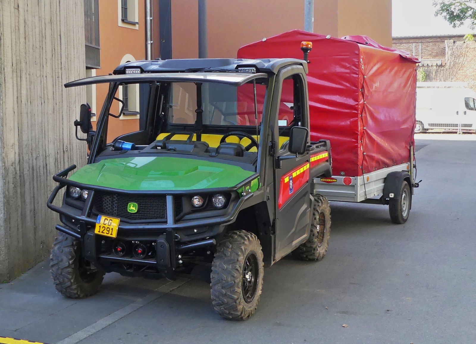 Dieser John Deere Gator mit H�nger, war beim Tag des Zivilschutzes im Einsatz um die verschiedenen St�nde mit dem n�tigen Material zu versorgen.  Tag des Zivilschutzes in Diekirch. 27.09.2026 