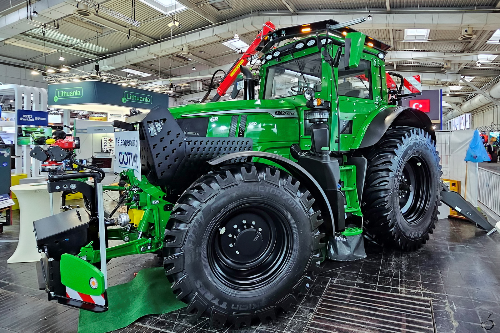 Dieser John Deere-Traktor ist ein ferngesteuertes Spezialfahrzeug z.B. für den Transport radioaktiven Materiales. (Messe Hannover, April 2024)