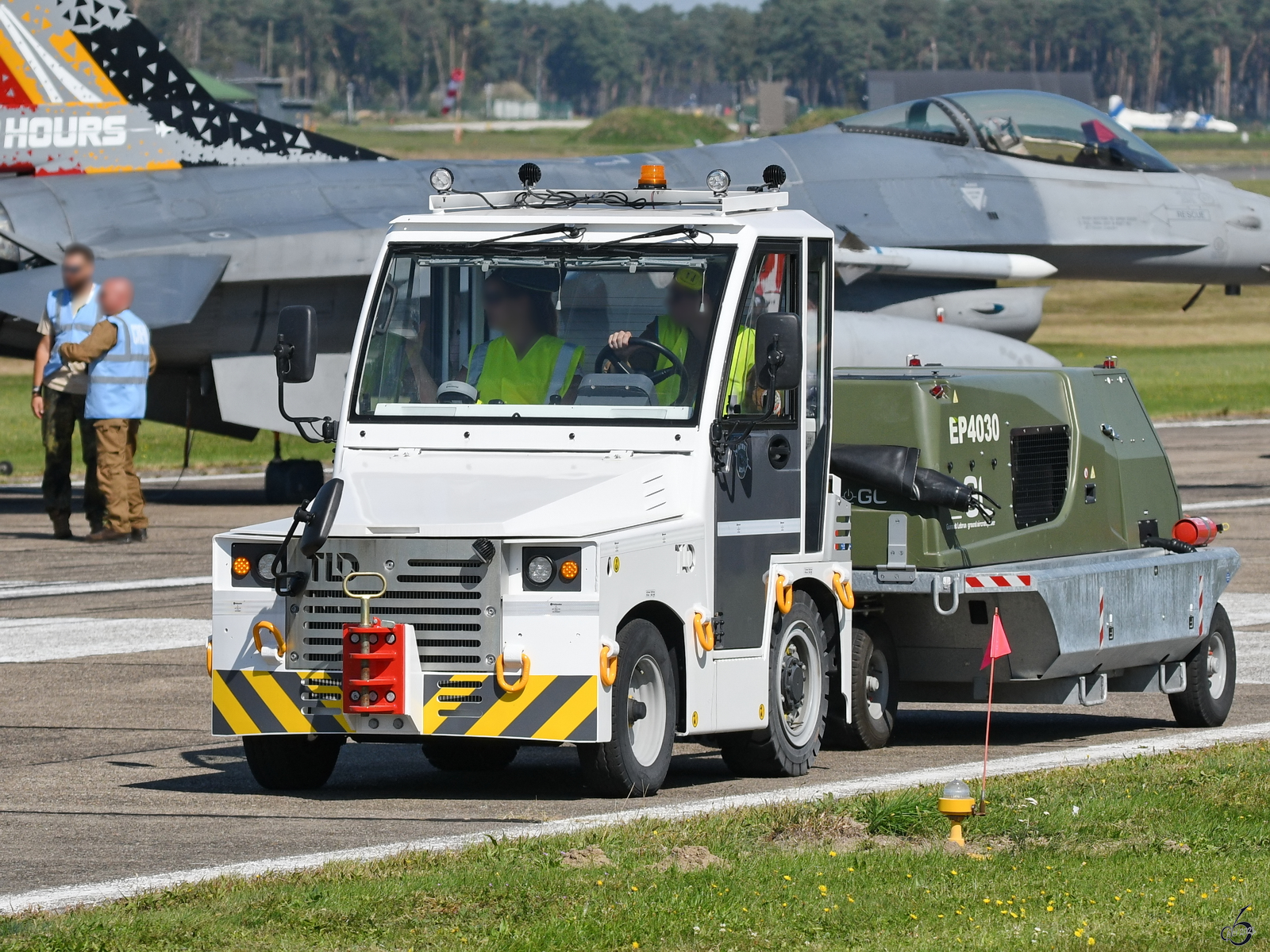 Dieser TLD JCT-60 Schlepper zog Anfang September 2023 auf der Airbase Kleine Brogel ein mobiles Aggregat.