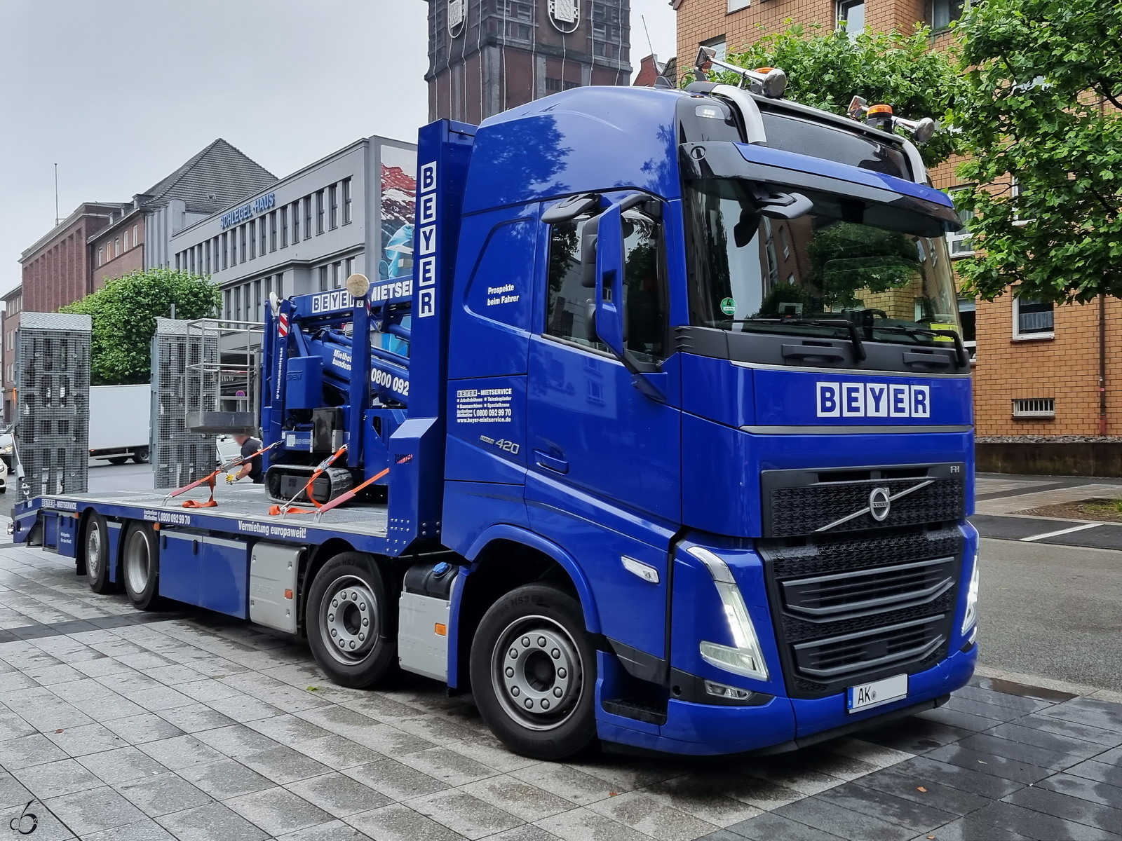 Dieser Volvo FH 420 wird gerade in im Bochumer Stadtzentrum entladen. (Juni 2023)