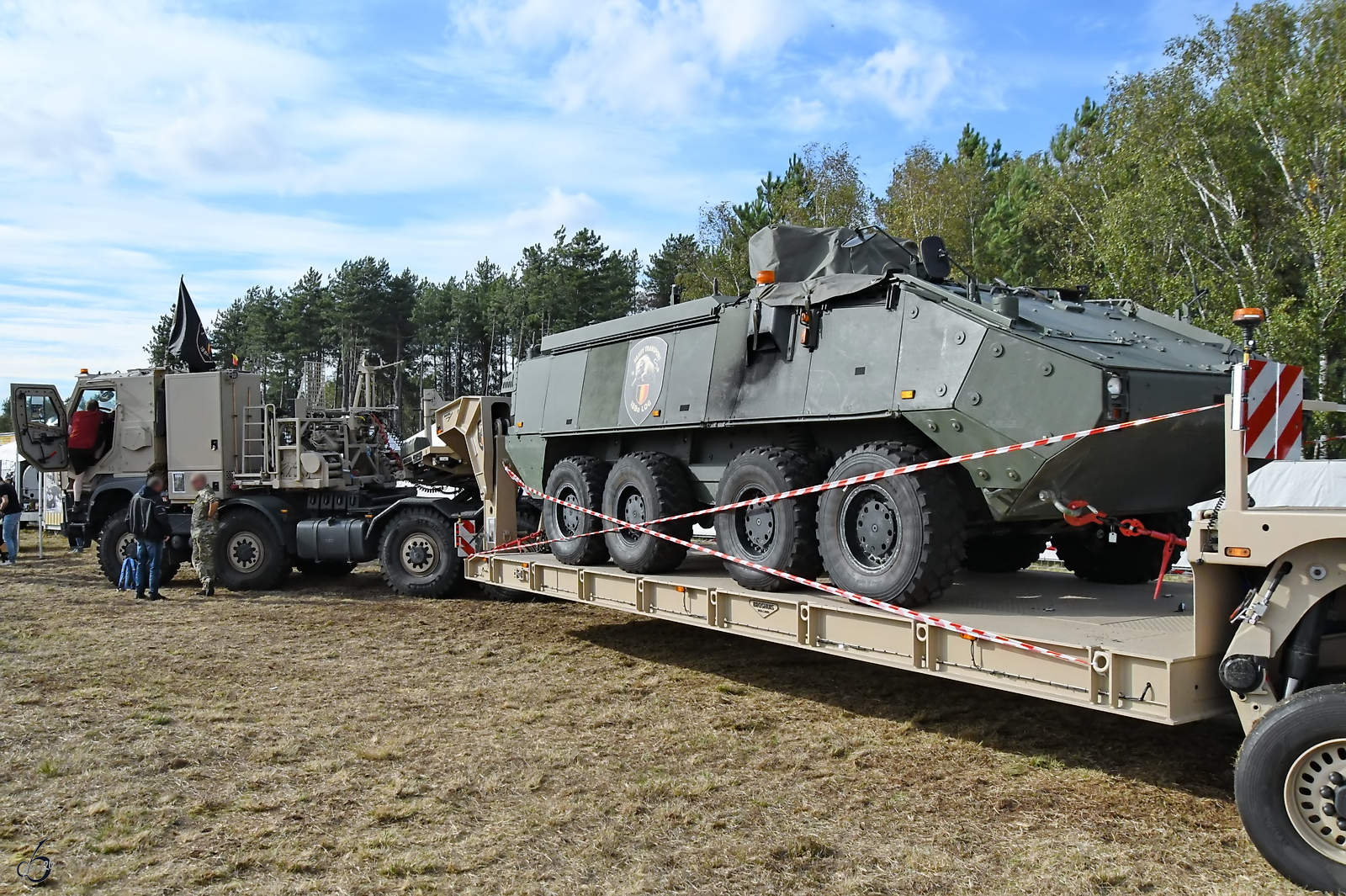 Dieses mit einem MOWAG Piranha IIIC 8x8-Radpanzer beladene Protected Evacuation Vehicle (PEVs) des Herstellers DAF wurde in Zusammenarbeit mit Tatra entwickelt und ist bei der Belgischen Armee im Einsatz. (Leopoldsburg, September 2026)