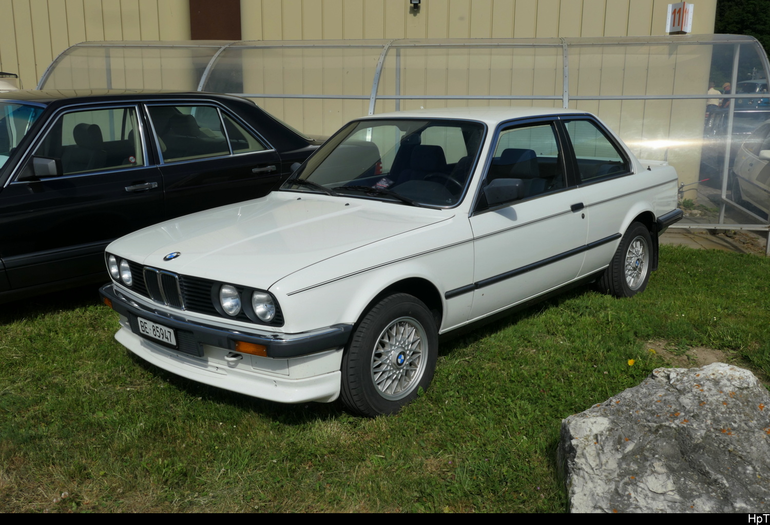 Ein BMW 325e zu Besuch am Oldtimer Treff auf den Areal des Flugplatz in Bleienbach am 31.05.2026