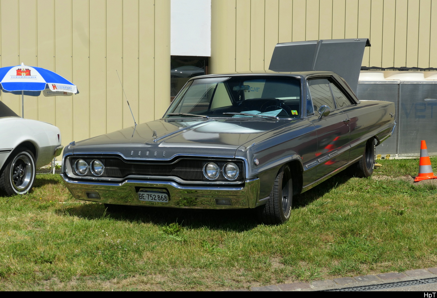Ein Dodge Monaco zu Besuch am Oldtimer Treff auf den Areal des Flugplatz in Bleienbach am 14.06.2026