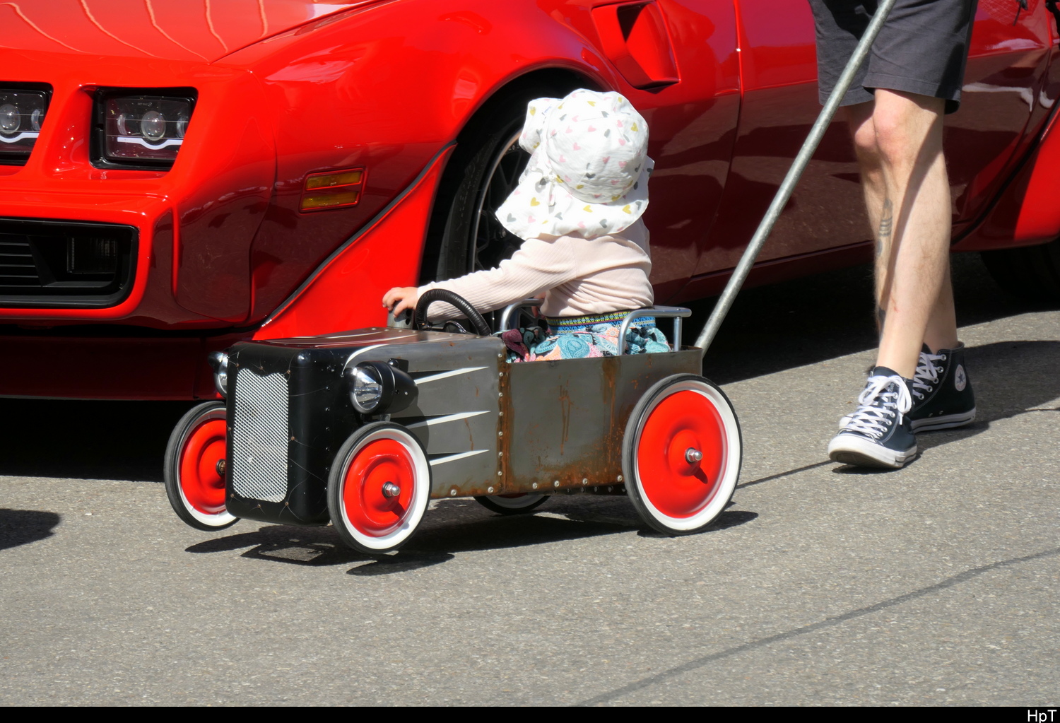 Ein Fantasie Selbstbau Oldtimer mit einem Zuk�nftigen Besucher am Steuer unterwegs mit dem Vater am  Oldtimer Treff auf den Areal des Flugplatz in Bleienbach am 14.06.2026