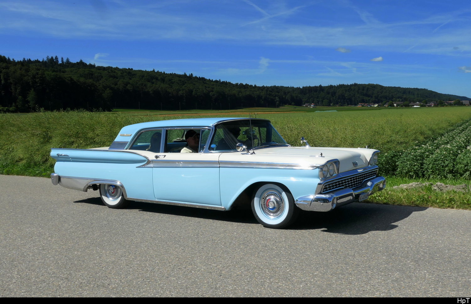 Ein Ford Galaxie zu Besuch am Oldtimer Treff auf den Areal des Flugplatz in Bleienbach am 14.06.2026