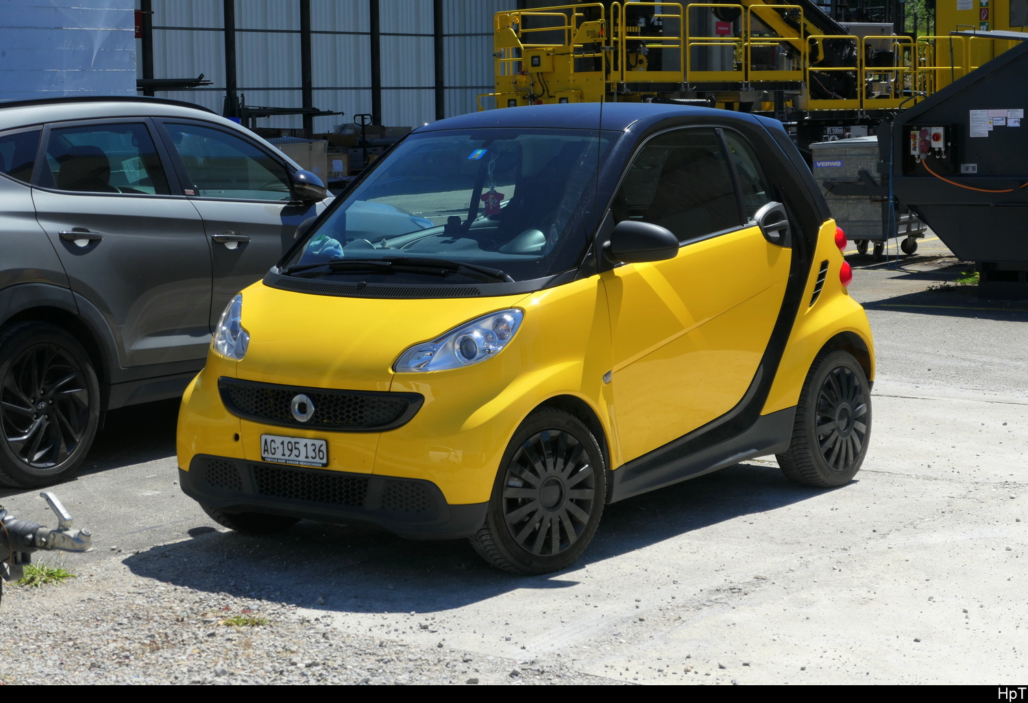 Ein Gelb/Schwarzer Smart im Bahnparkareal abgestellt am 23.05.203