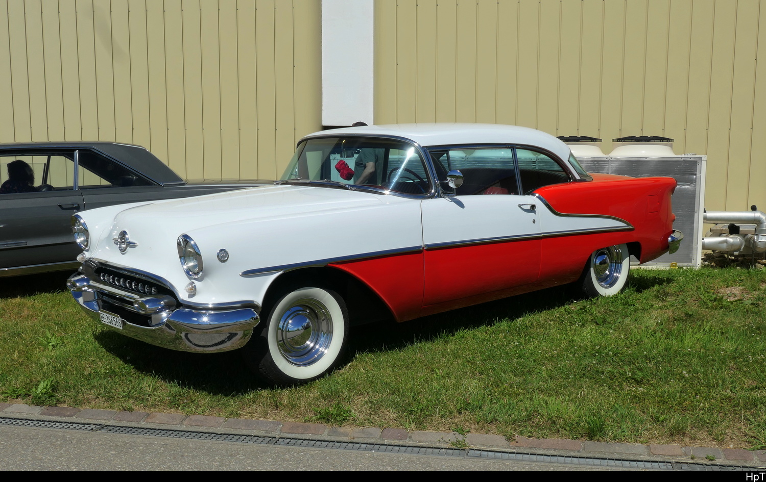 Ein Oldsmobile 88 zu Besuch am Oldtimer Treff auf den Areal des Flugplatz in Bleienbach am 14.06.2026