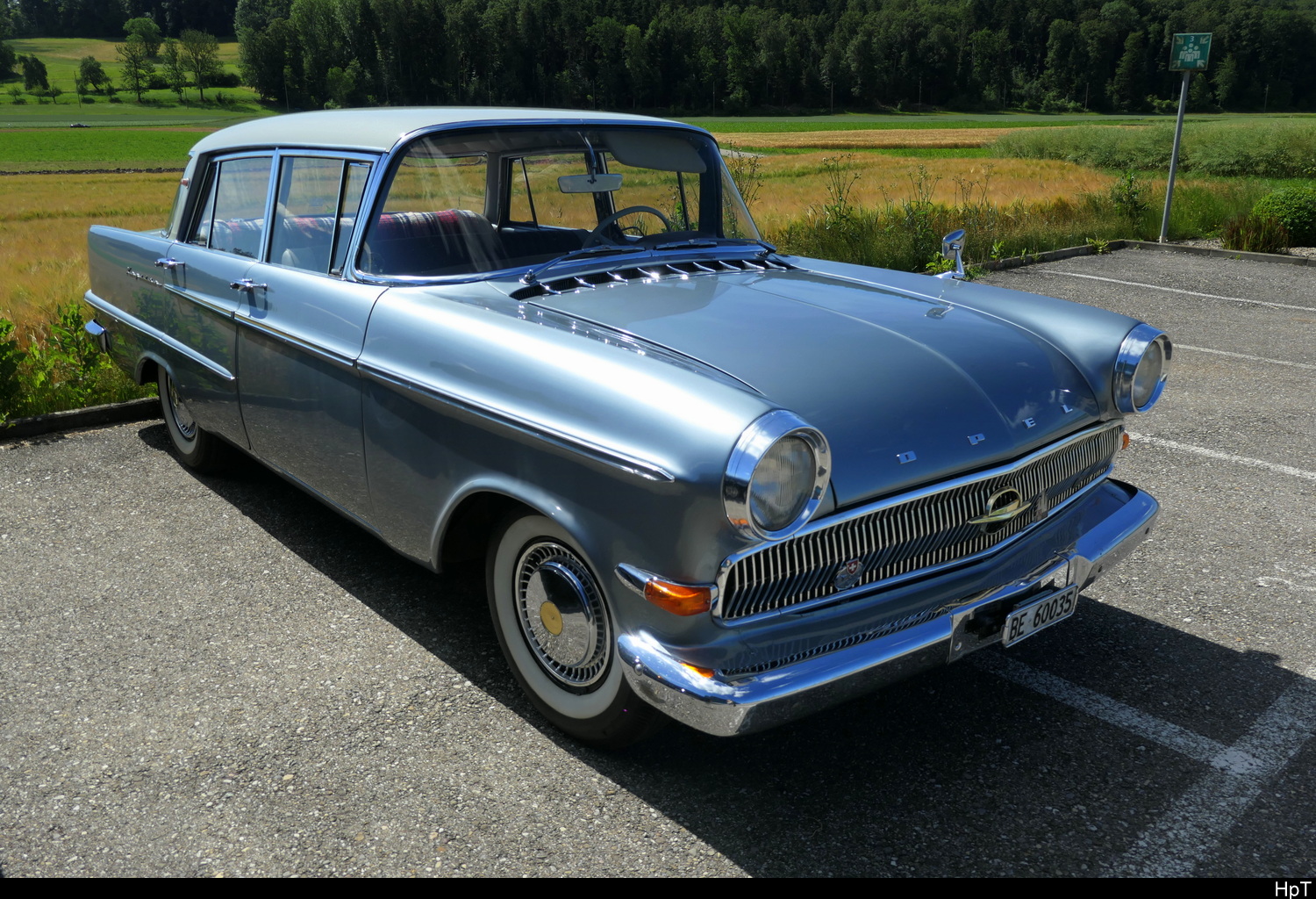 Ein Opel Kapit�n zu Besuch am Oldtimer Treff auf den Areal des Flugplatz in Bleienbach am 14.06.2026