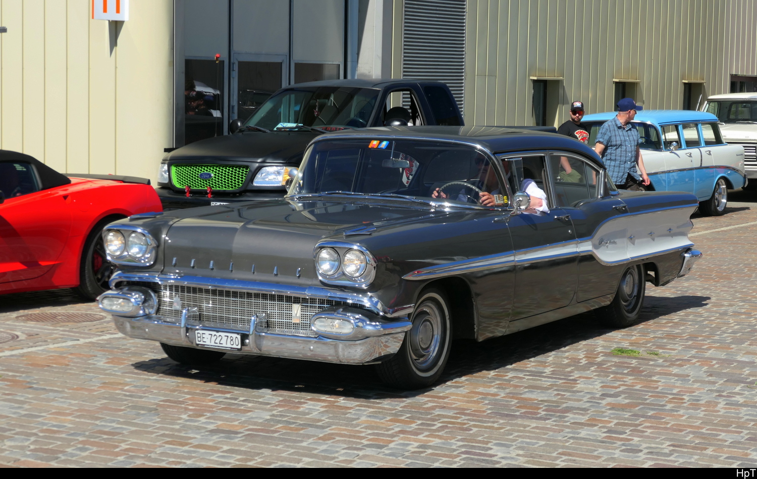 Ein Pontiac Chieftrain zu Besuch am Oldtimer Treff auf den Areal des Flugplatz in Bleienbach am 14.06.2026