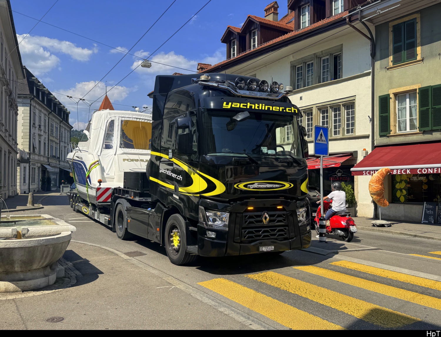 Ein Renault Sattelschlepper mit einem Schiff als Ladung unterwegs in Nidau am 26.06.2026