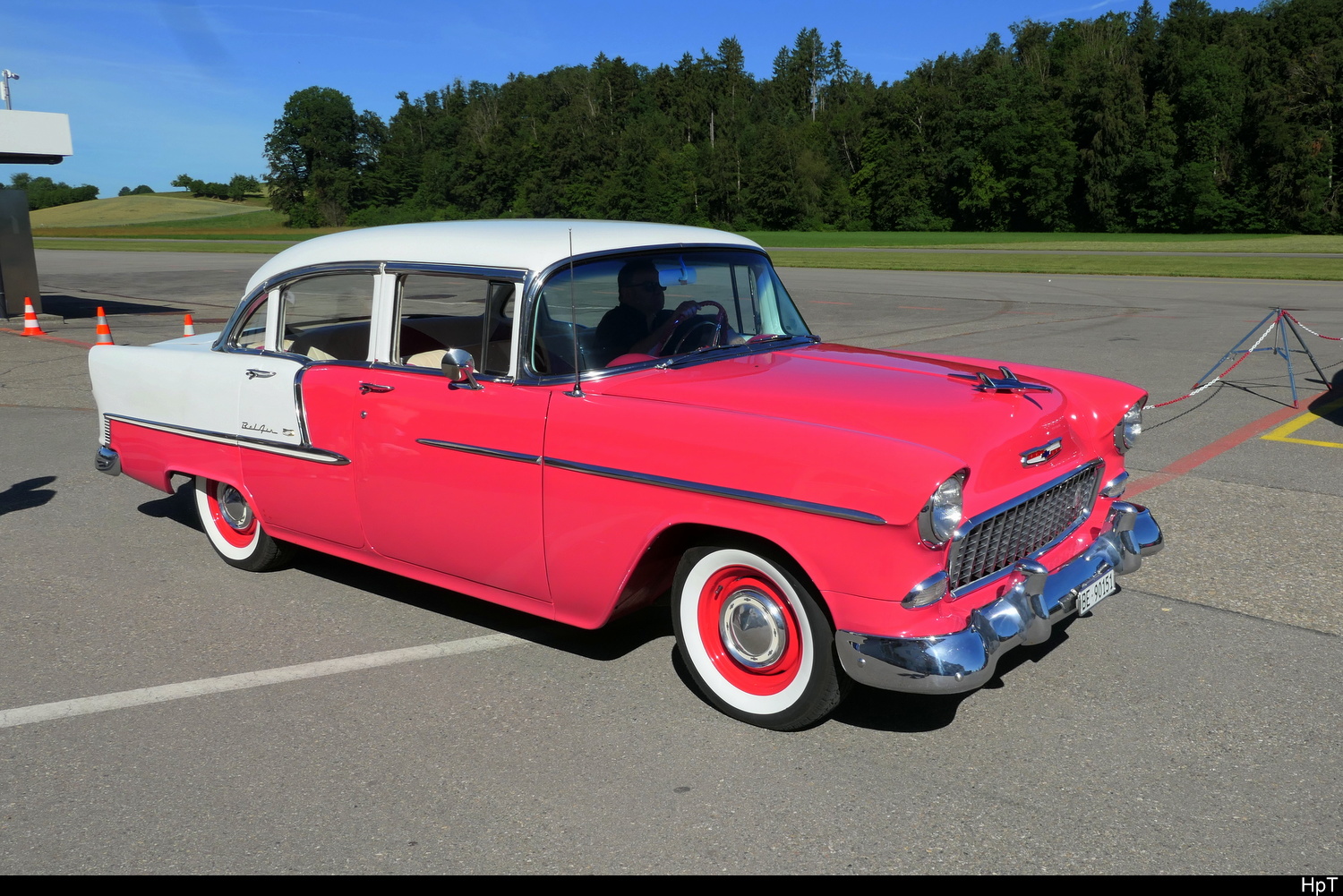 Ein Rosa/Weisser Chevrolet Bel Air zu Besuch am Oldtimer Treff auf den Areal des Flugplatz in Bleienbach am 14.06.2026
