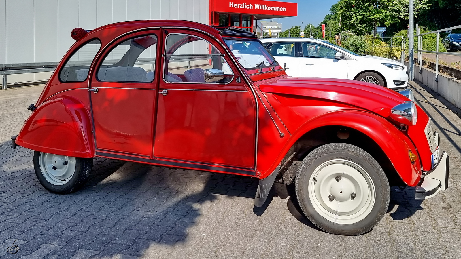 Ein roter Citroën 2CV war im Juni 2023 in Hattingen zu sehen.