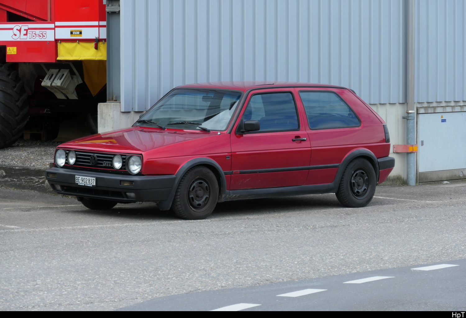 Ein Roter VW Golf in Kerzers am 06.06.2026