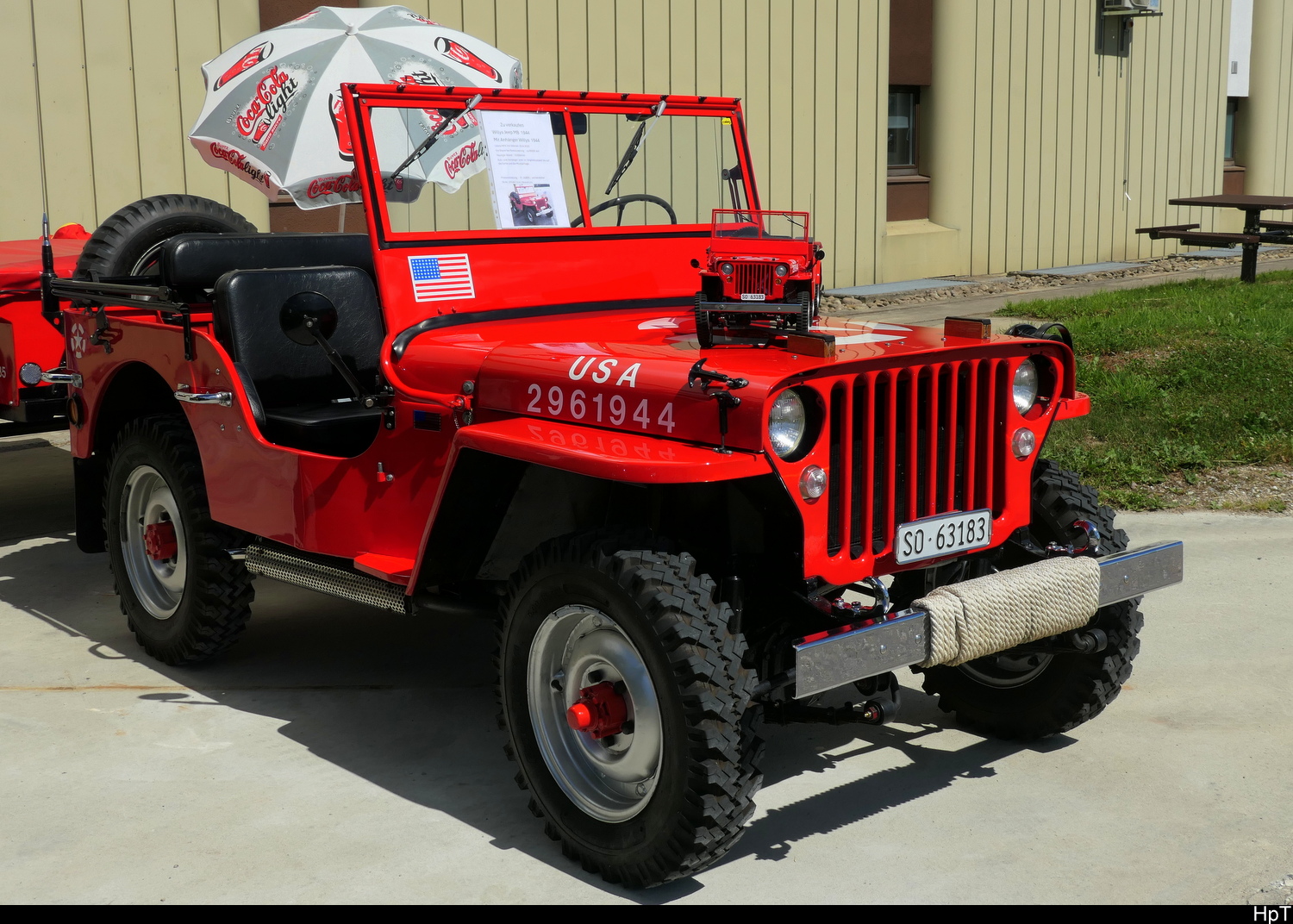 Ein Roter Willys Jeep zu Besuch am Oldtimer Treff auf den Areal des Flugplatz in Bleienbach am 14.06.2026
