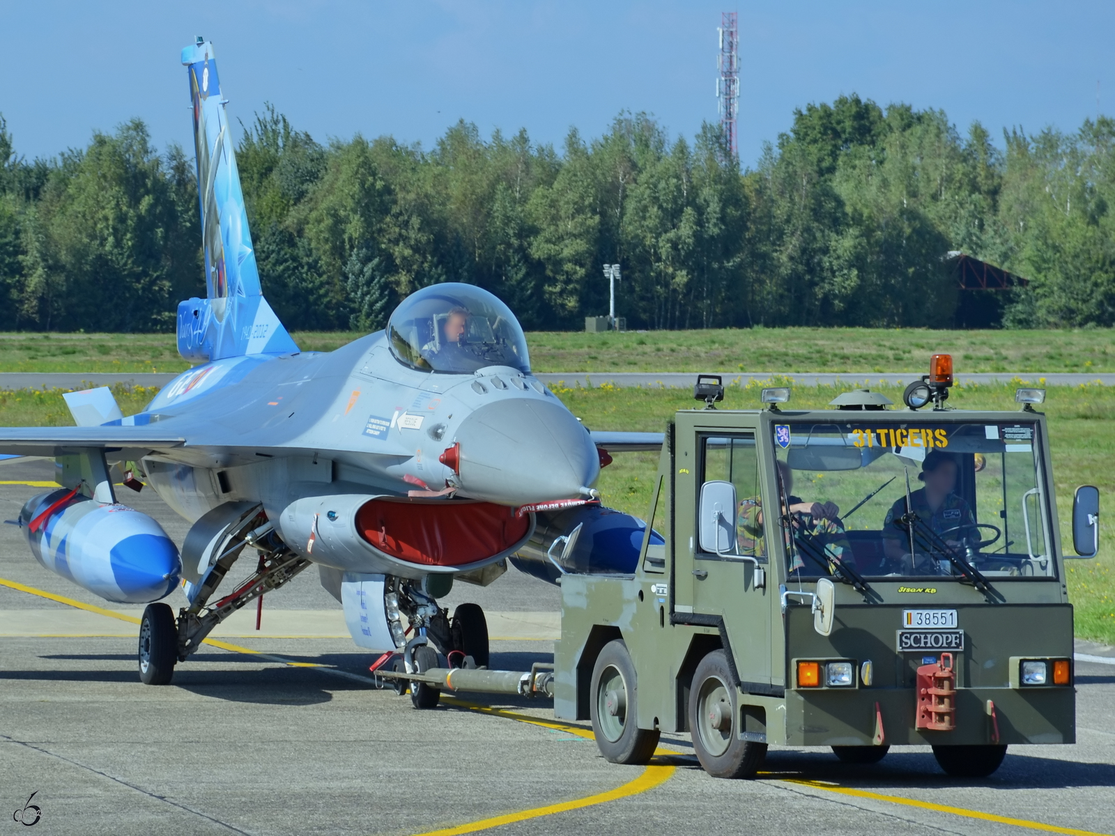 Ein Schopf-Schlepper F59 mit einer F-16 am Haken war Mitte September 2014 in Kleine Brogel unterwegs.