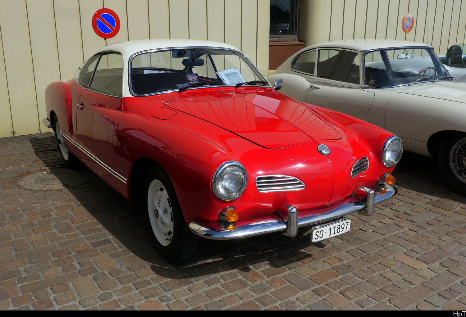 Ein VW Karmann Ghia zu Besuch am Oldtimer Treff auf den Areal des Flugplatz in Bleienbach am 31.05.2026
