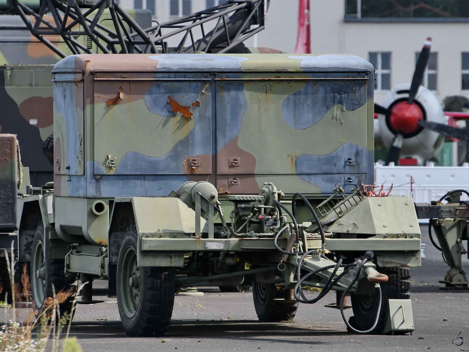 Ein weiterer, nicht näher bezeichneter Anhänger mit militärischer Ausrüstung im Militärhistorischen Museum der Bundeswehr am Flugplatz Berlin-Gatow. (August 2023)