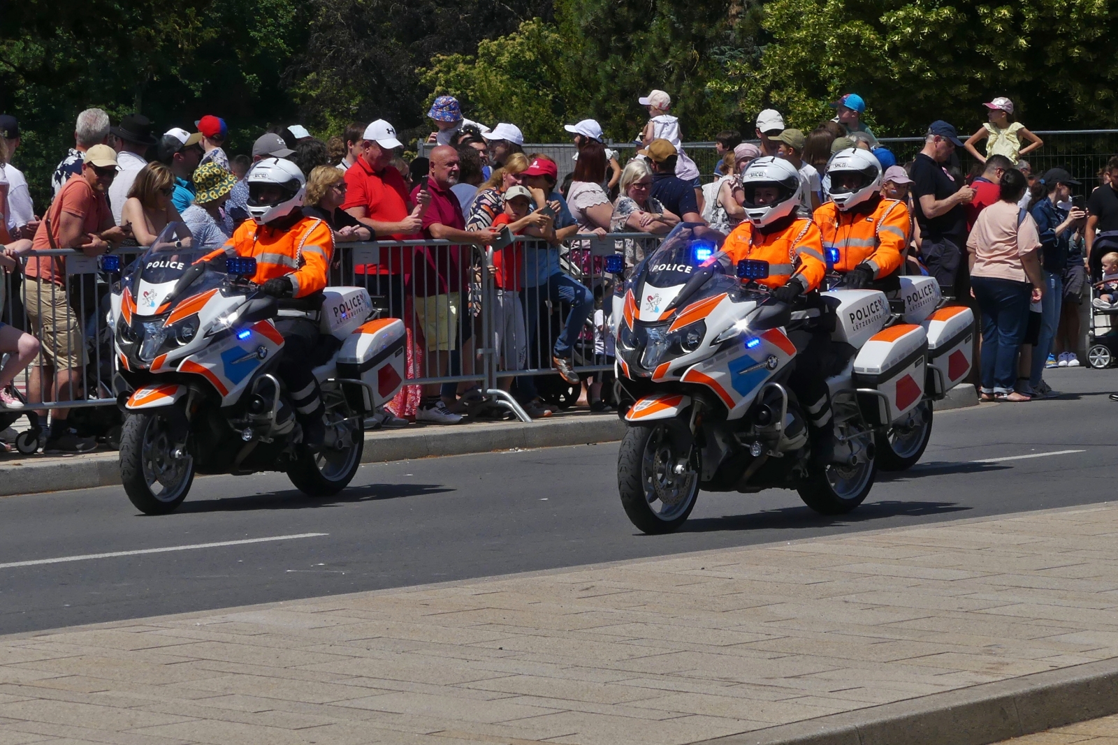 Eine kleine Motorradstaffel der Luxemburgischen Polizei, ist bei der Militärparade in der Stadt Luxemburg mit dabei. 23.06.2023