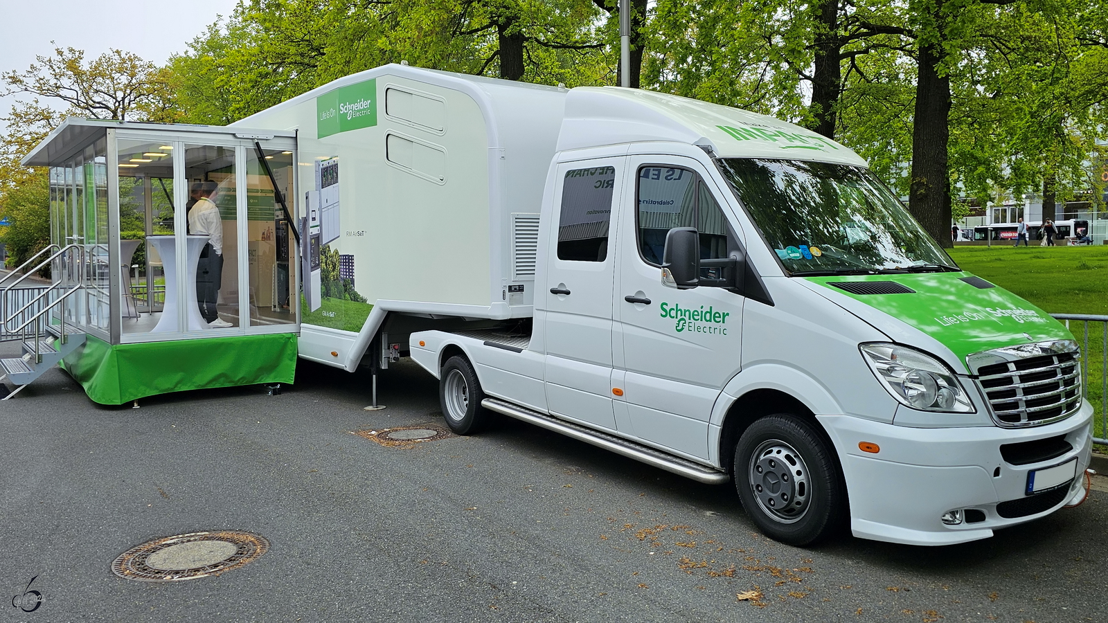 Ende April 2024 war auf der Hannovermesse diese Mercedes-Benz Sprinter SZM Mini-Sattelzugmaschine mit  Anhang  zu sehen.